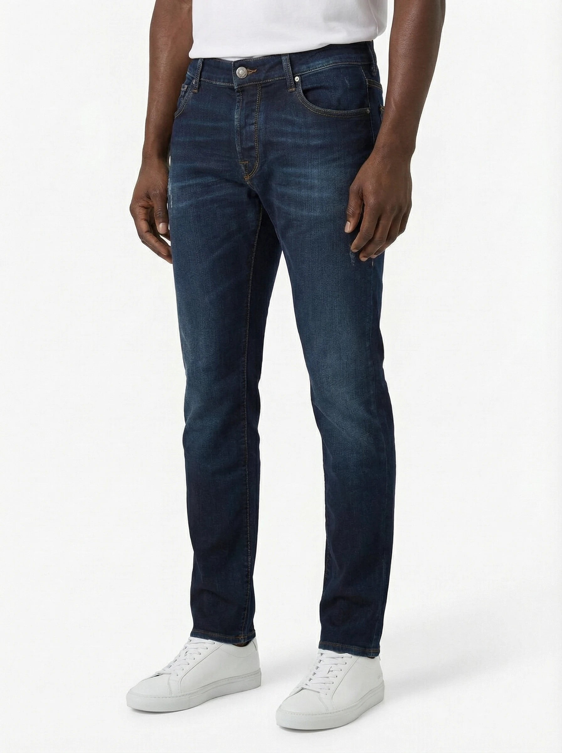 Modello di fronte jeans slim fit lav medio scuro Jacob Cohen tela stretch leggera