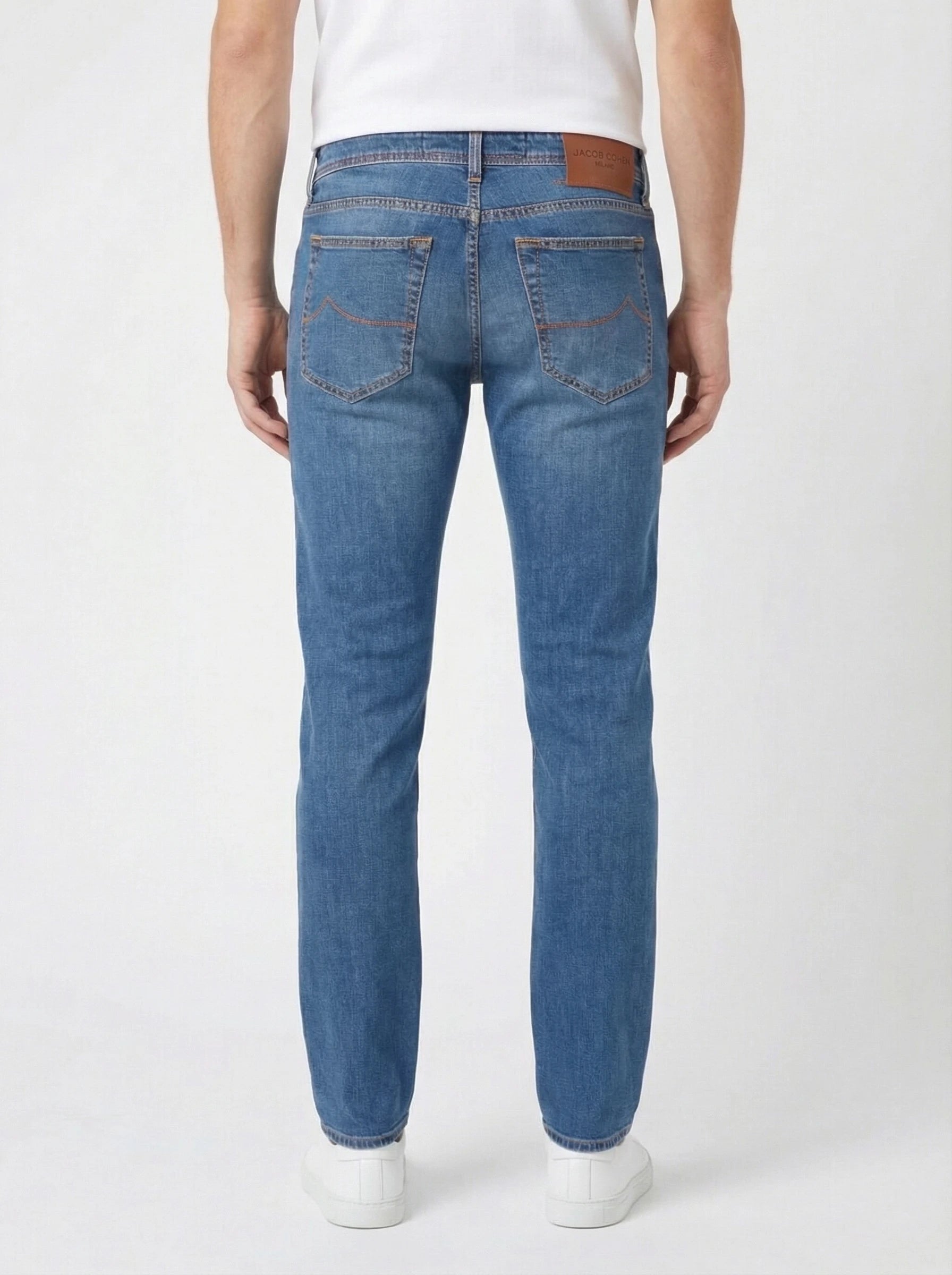 Modello di spalle jeans slim fit col200 d lav azz Jacob Cohen
