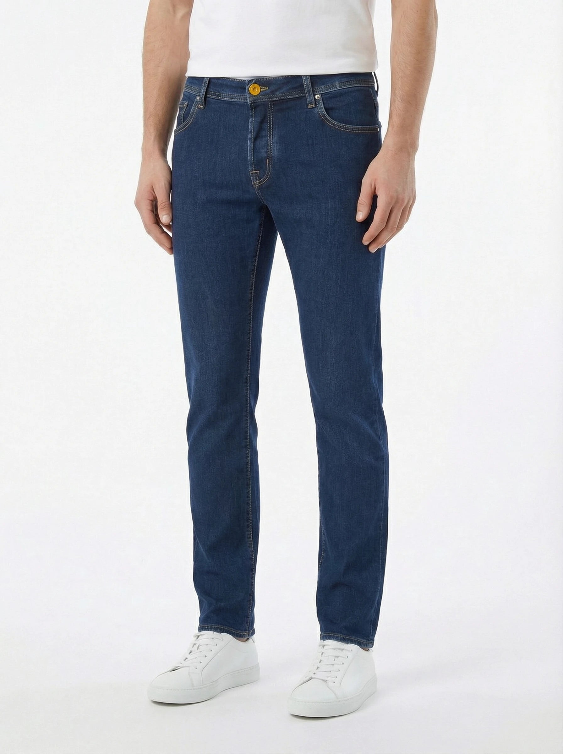 Modello di fronte jeans super slim fit d l a v scuro Jacob Cohen
