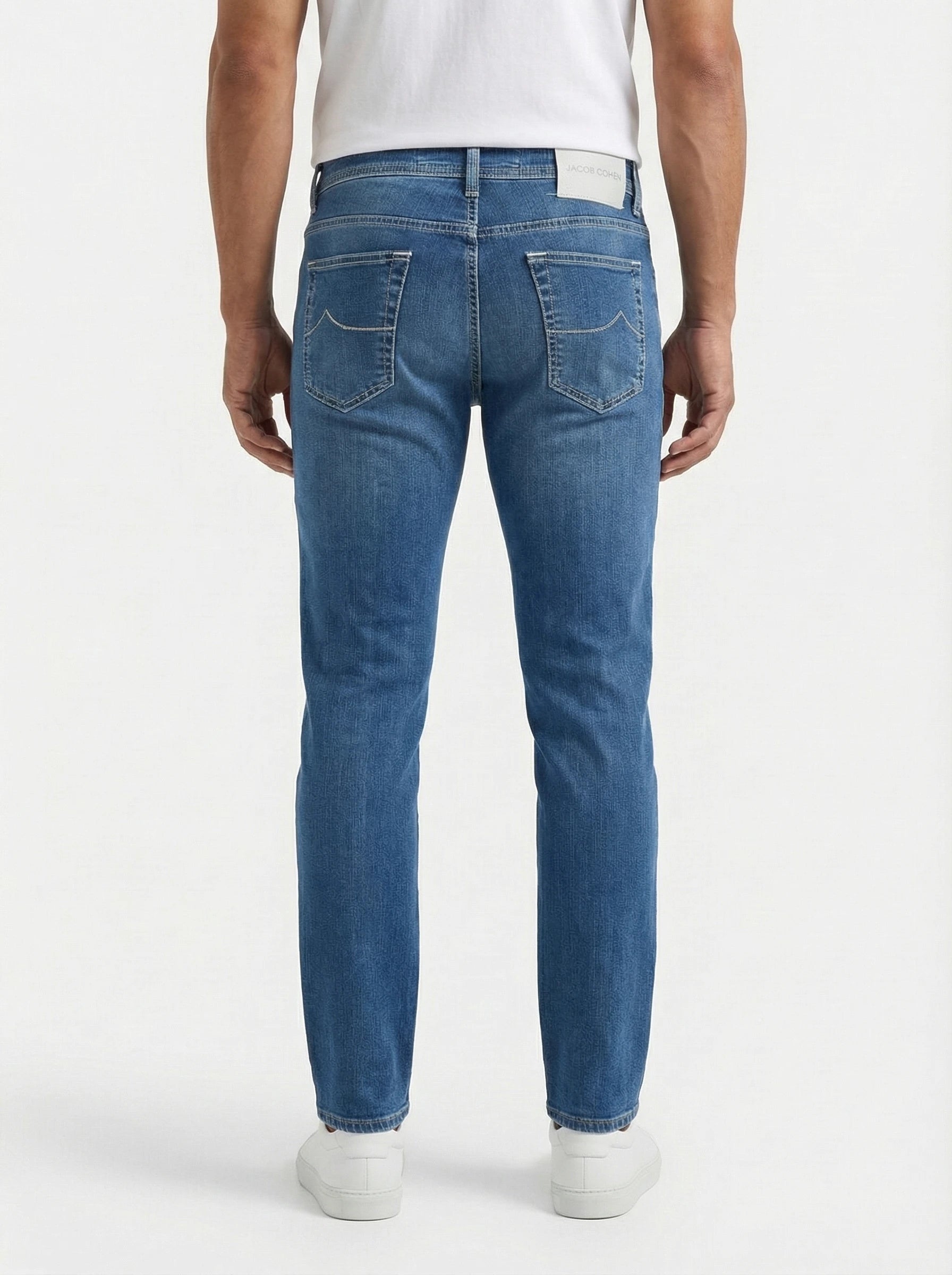 Back view of model wearing slim‑fit jeans l a v medio Jacob Cohen in premium fabric