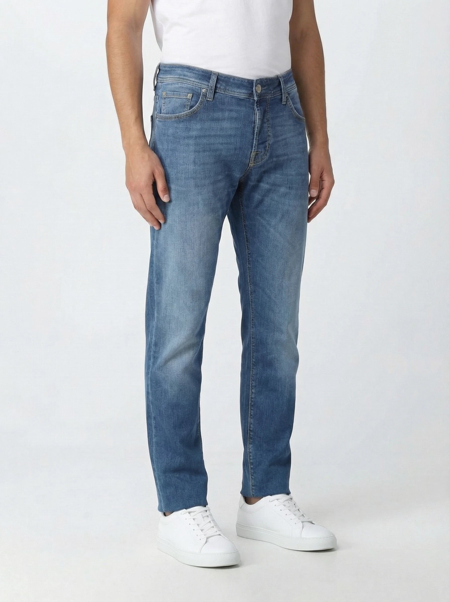 Modello di fronte jeans slim fit d lav chiaro Jacob Cohen tela stretch
