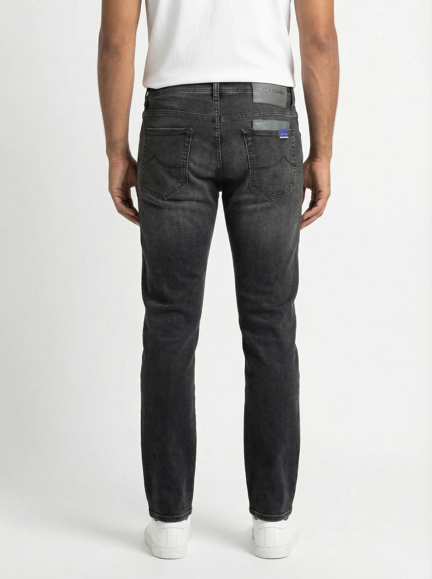 Modello di spalle jeans slim fit d lav nero Jacob Cohen tela stretch
