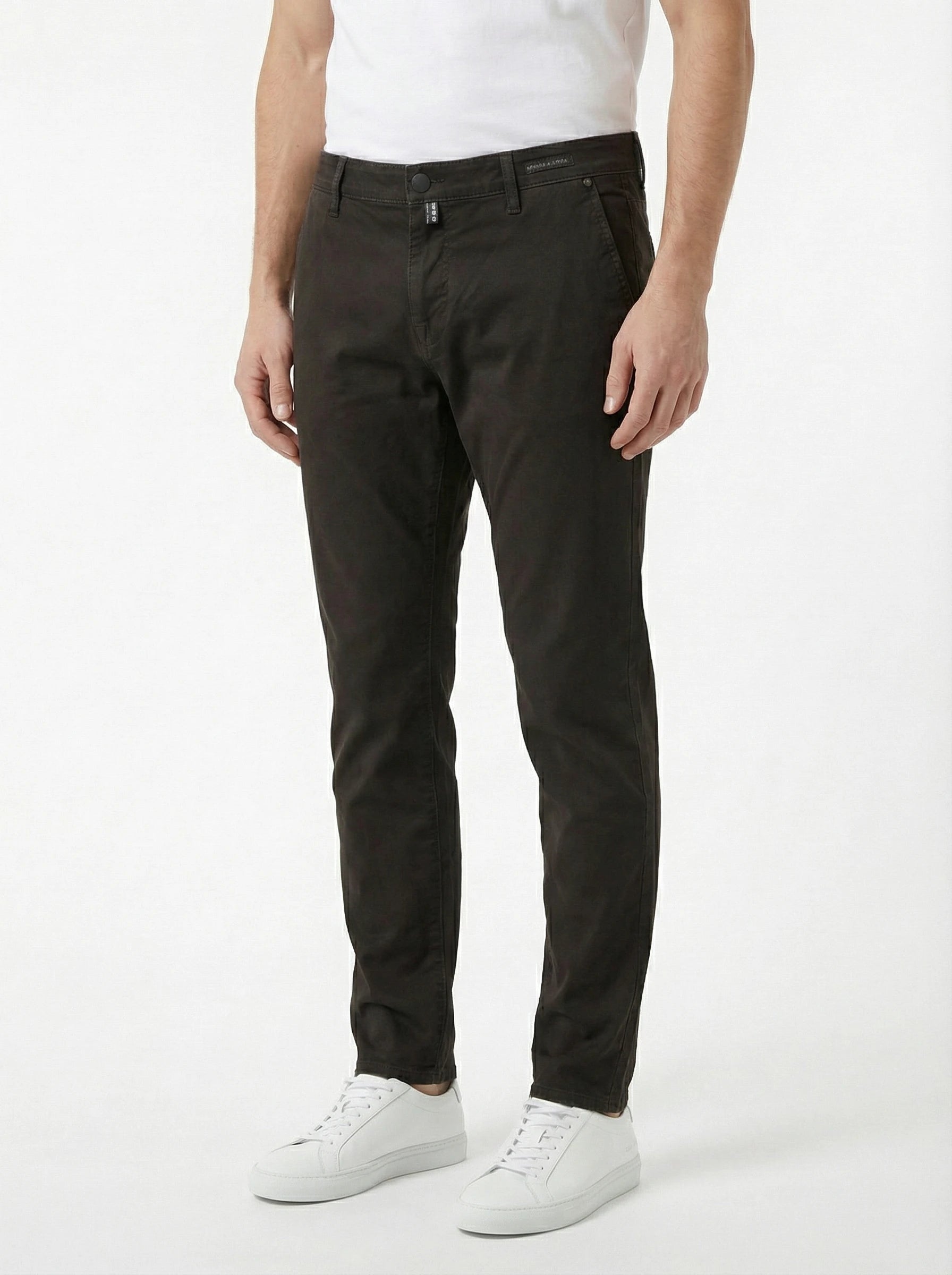 Model wearing jeans chino slim dark brown Jacob Cohen in stretch fabric