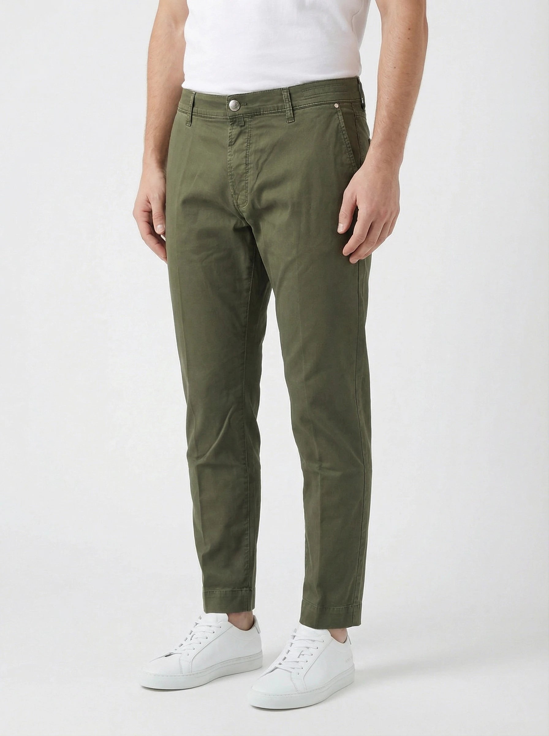 Modello indossa pantalone slim kaki Jacob Cohen in tessuto raso cotone stretch