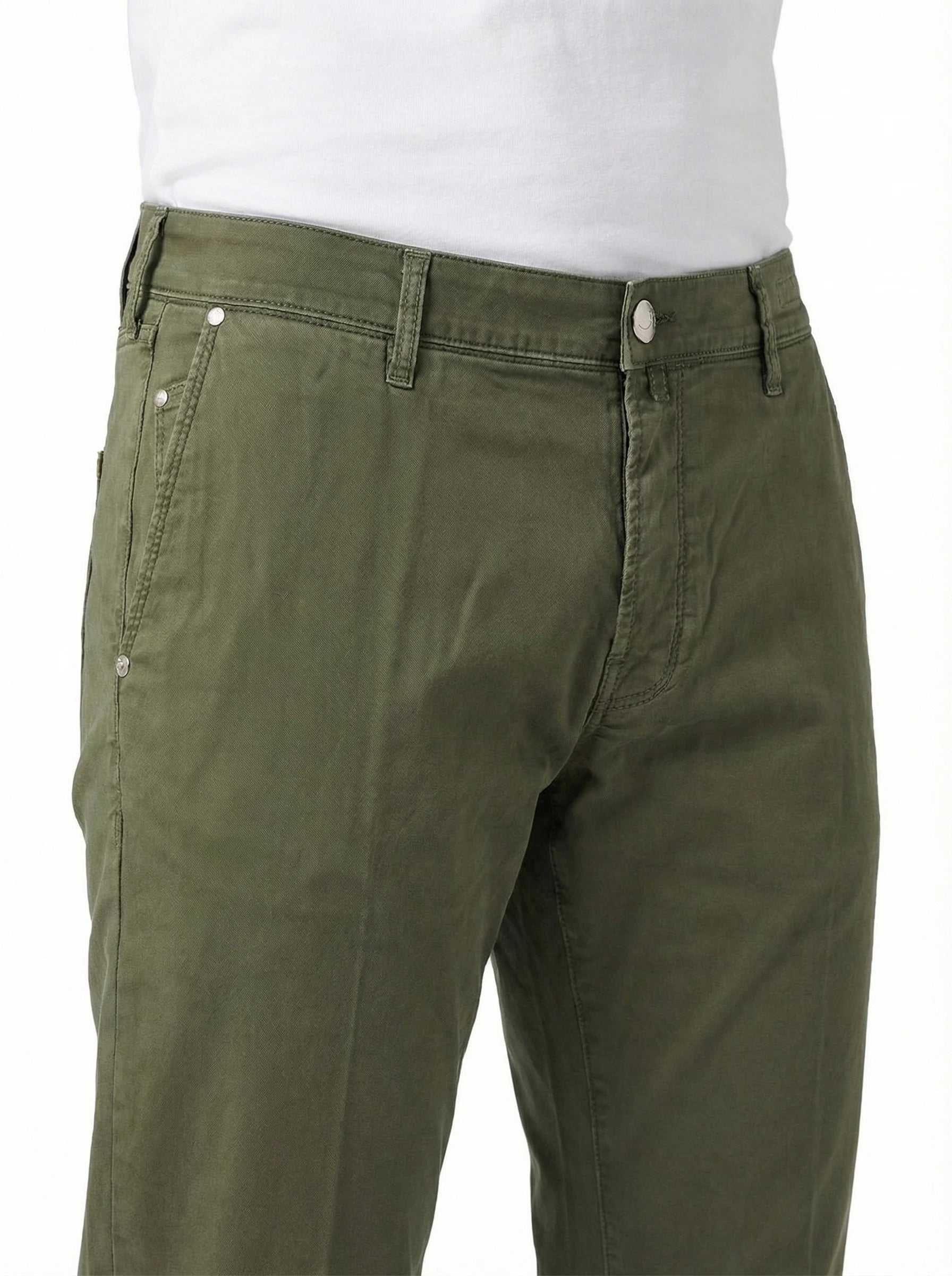 Pantalone slim kaki Jacob Cohen visto da dietro da solo