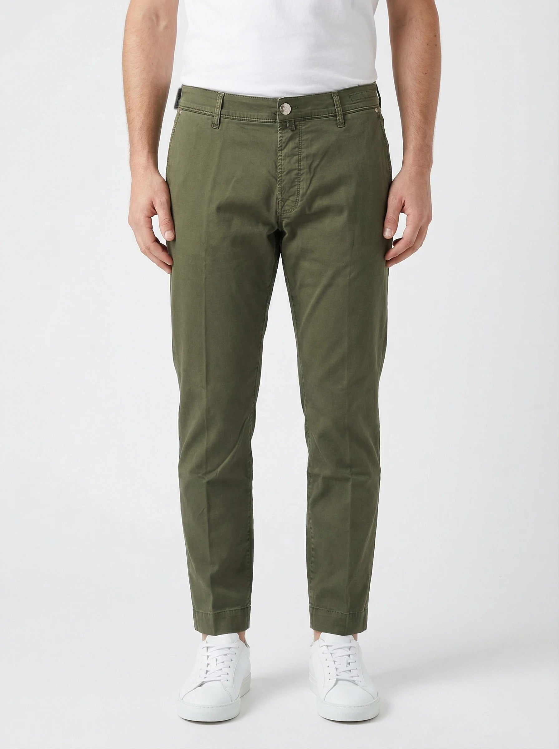 Modello a 45 gradi con pantalone slim kaki Jacob Cohen in tessuto raso cotone stretch