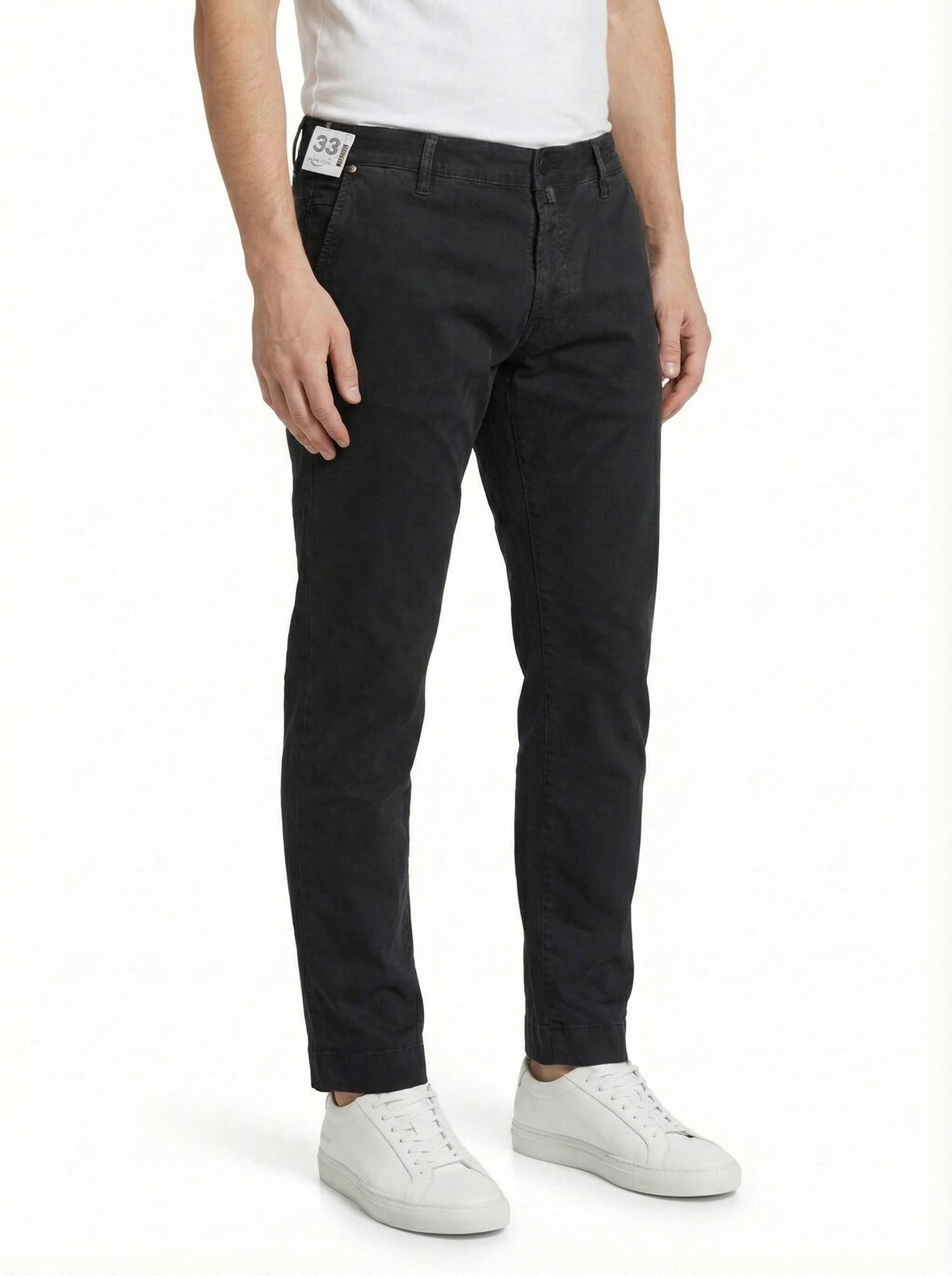 Model wearing jeans chino slim black Jacob Cohen in stretch fabric