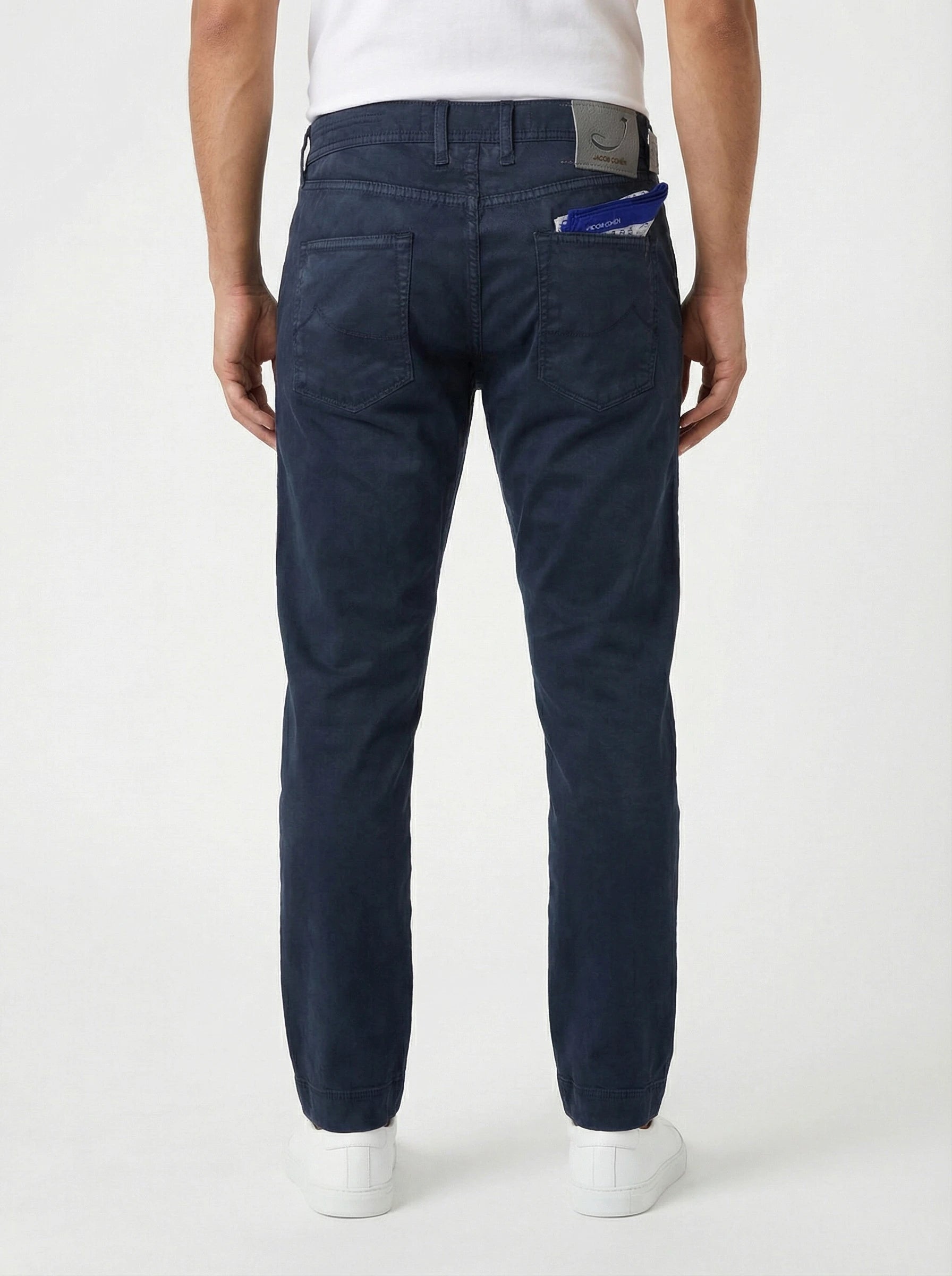 Vista da dietro del pantalone chino gamba stretta blu Jacob Cohen