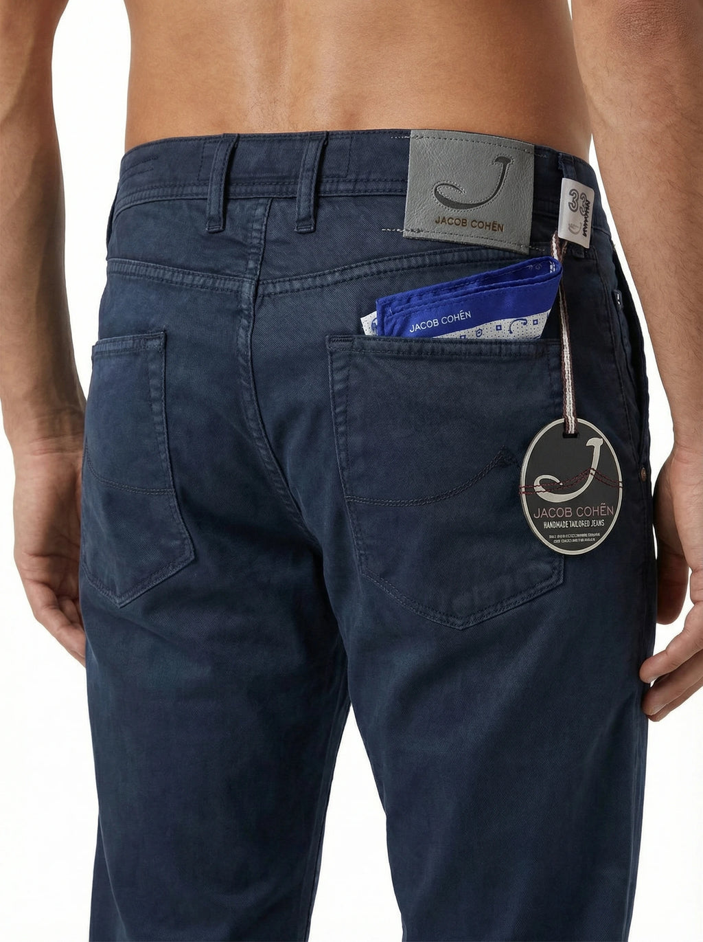 Pantalone chino gamba stretta blu Jacob Cohen visto da dietro da solo
