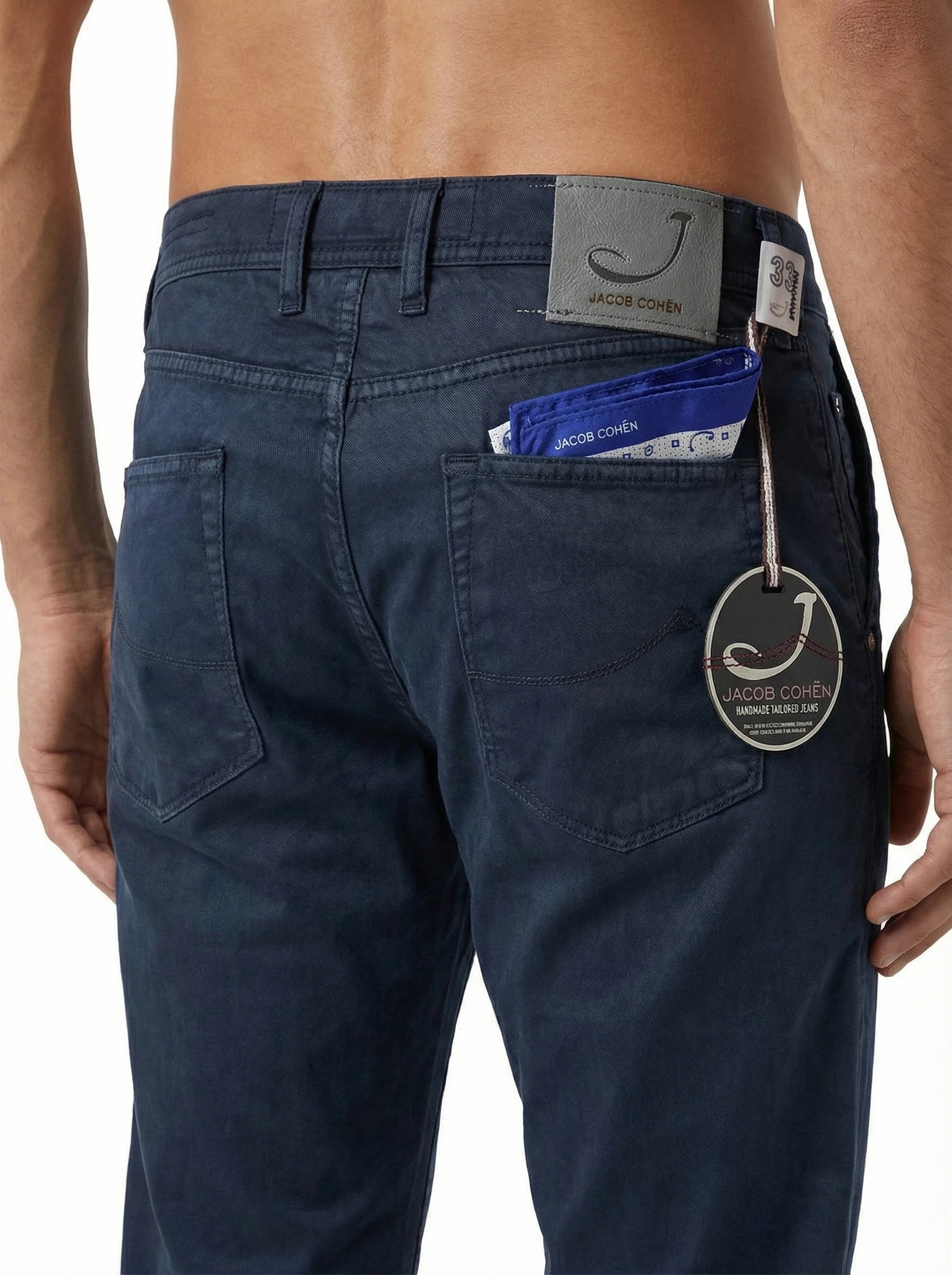 Pantalone chino gamba stretta blu Jacob Cohen visto da dietro da solo
