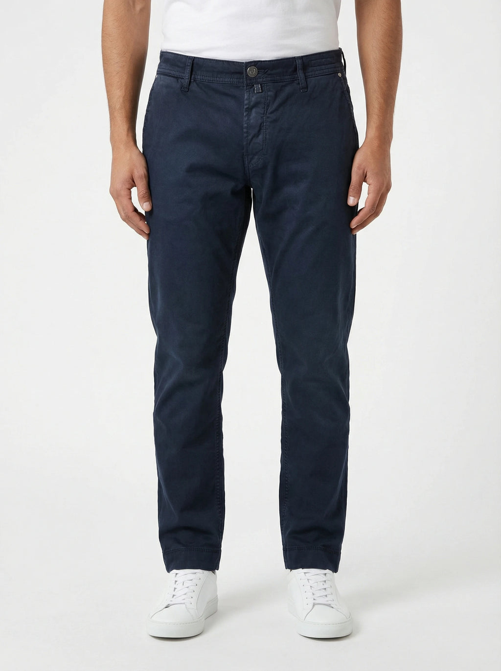 Modello a 45 gradi con pantalone chino gamba stretta blu Jacob Cohen in gabardina delavè