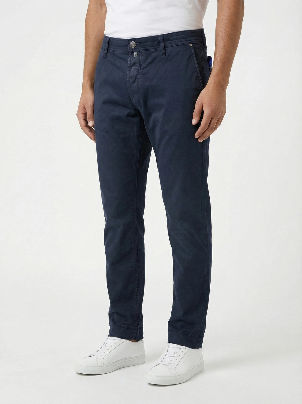 Modello indossa pantalone chino gamba stretta blu Jacob Cohen in gabardina delavè