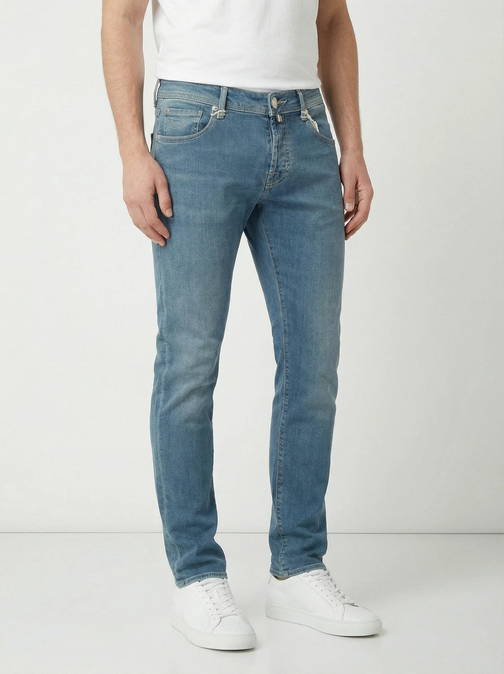 Modello di fronte jeans slim fit azzurro chiaro Jacob Cohen in tessuto pregiato
