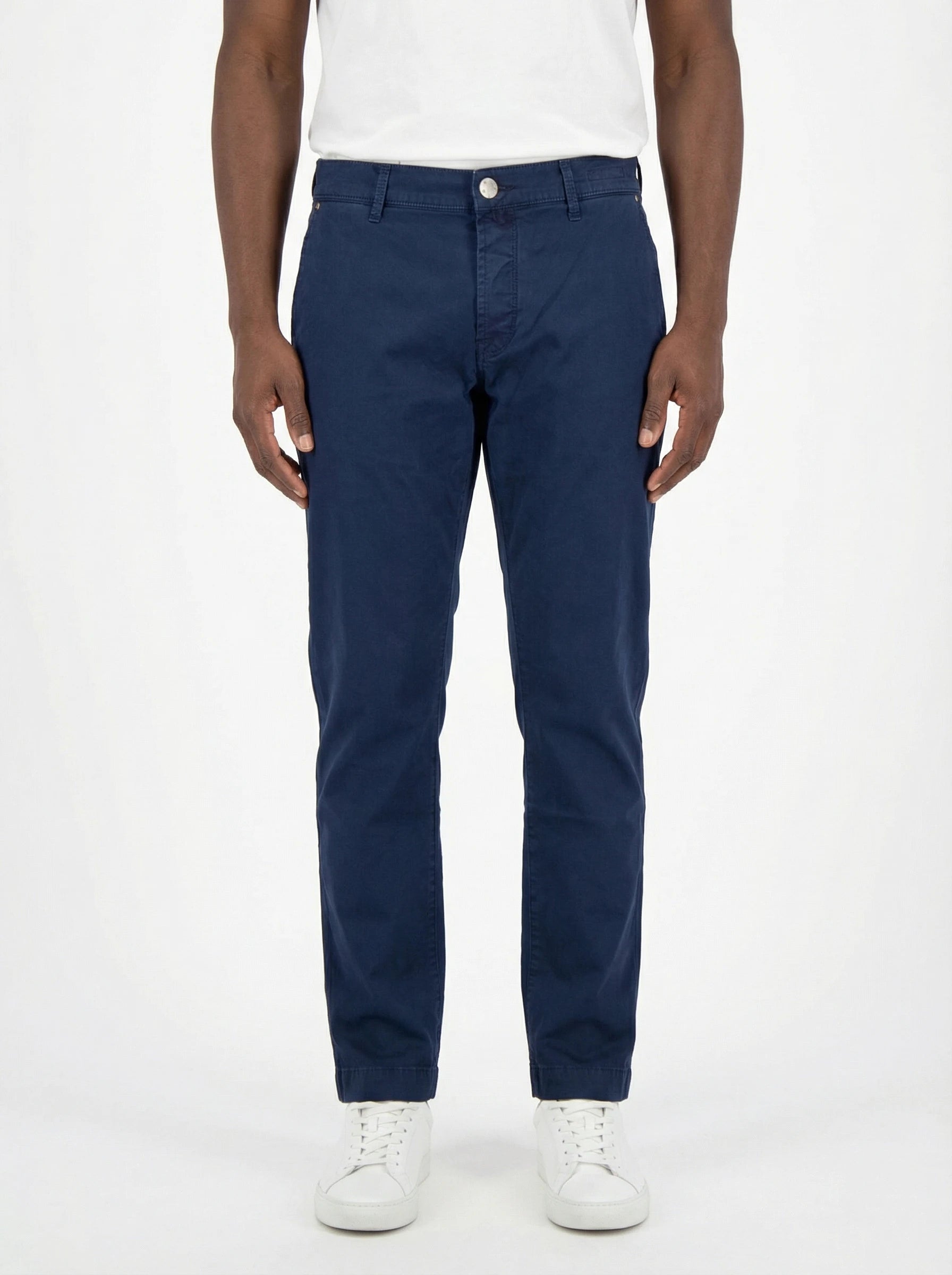 Modello a 45 gradi con pantalone chino dritto blu inchiostro Jacob Cohen in cotone delavè