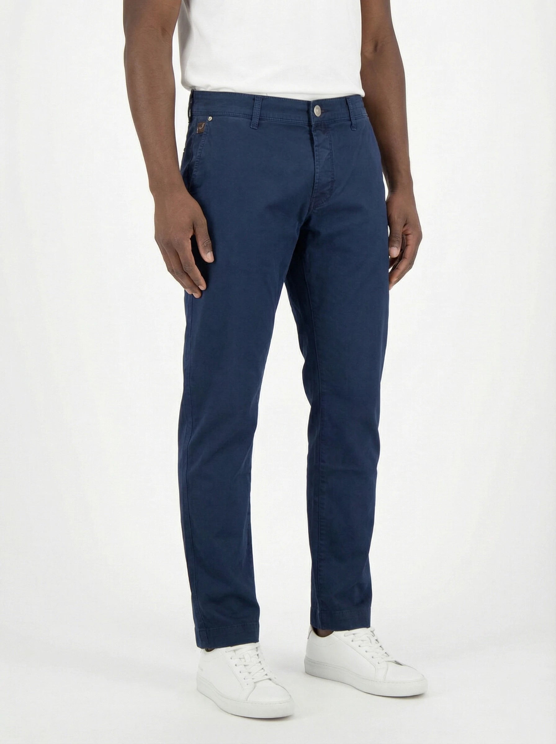 Modello indossa pantalone chino dritto blu inchiostro Jacob Cohen in cotone delavè