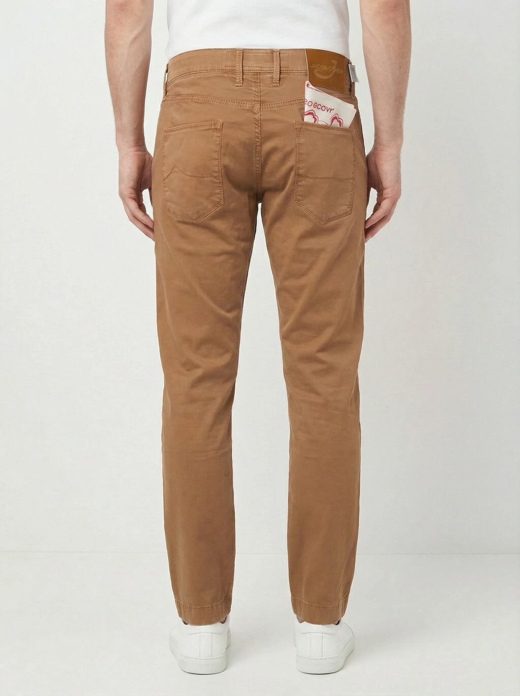 Pantalone chino dritto cammello Jacob Cohen visto da dietro da solo