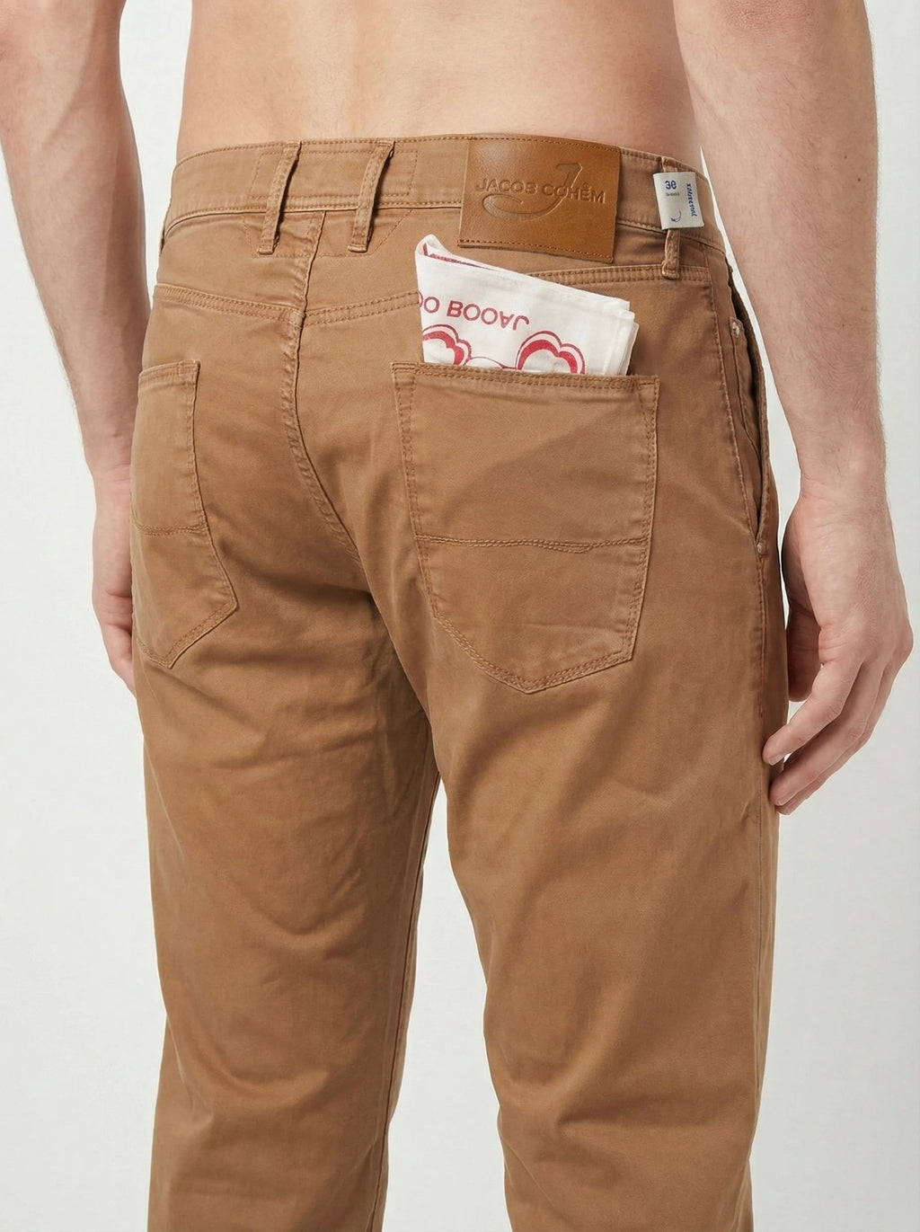 Pantalone chino dritto cammello Jacob Cohen visto frontalmente da solo