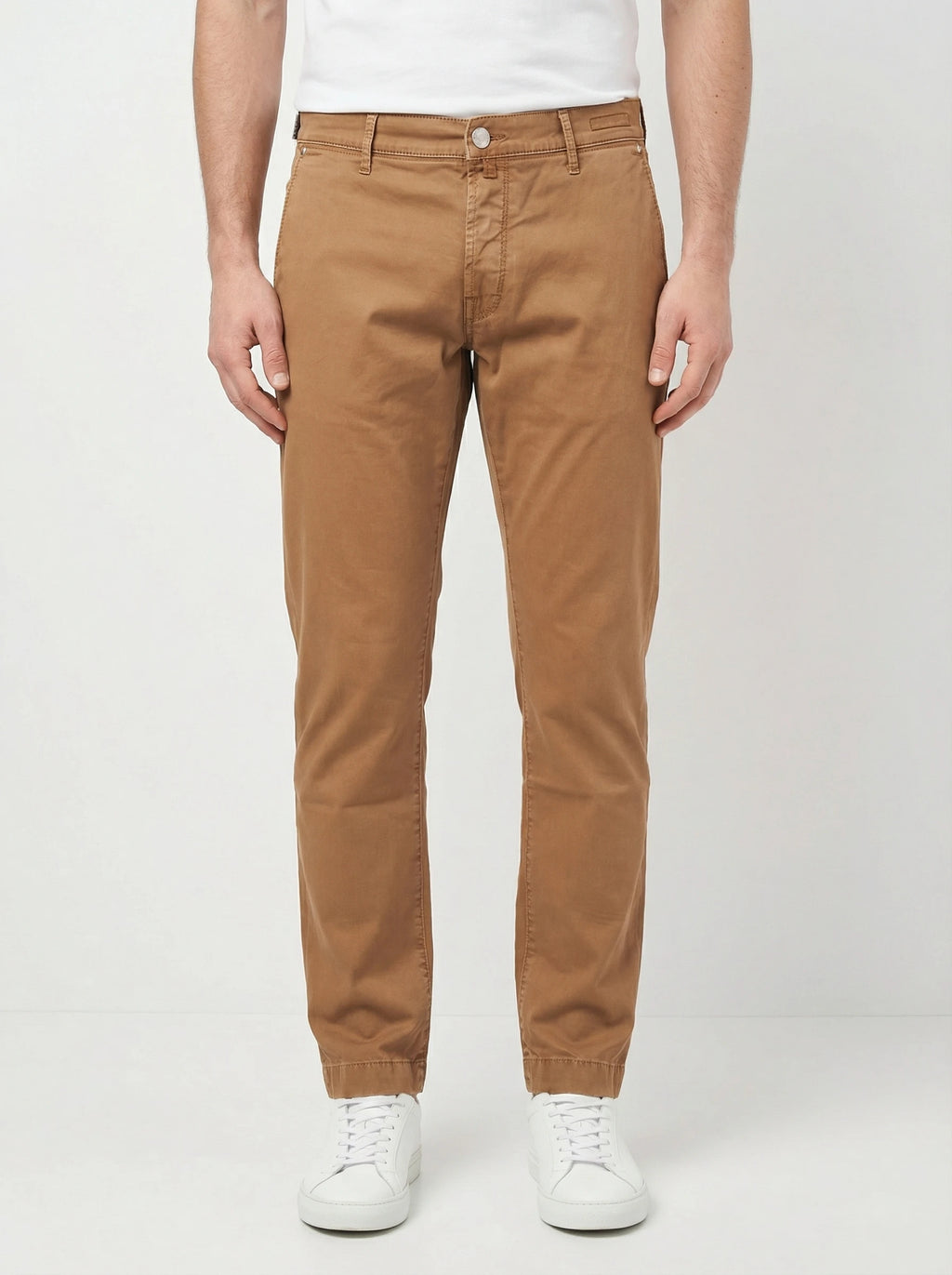Modello a 45 gradi con pantalone chino dritto cammello Jacob Cohen in cotone delavè