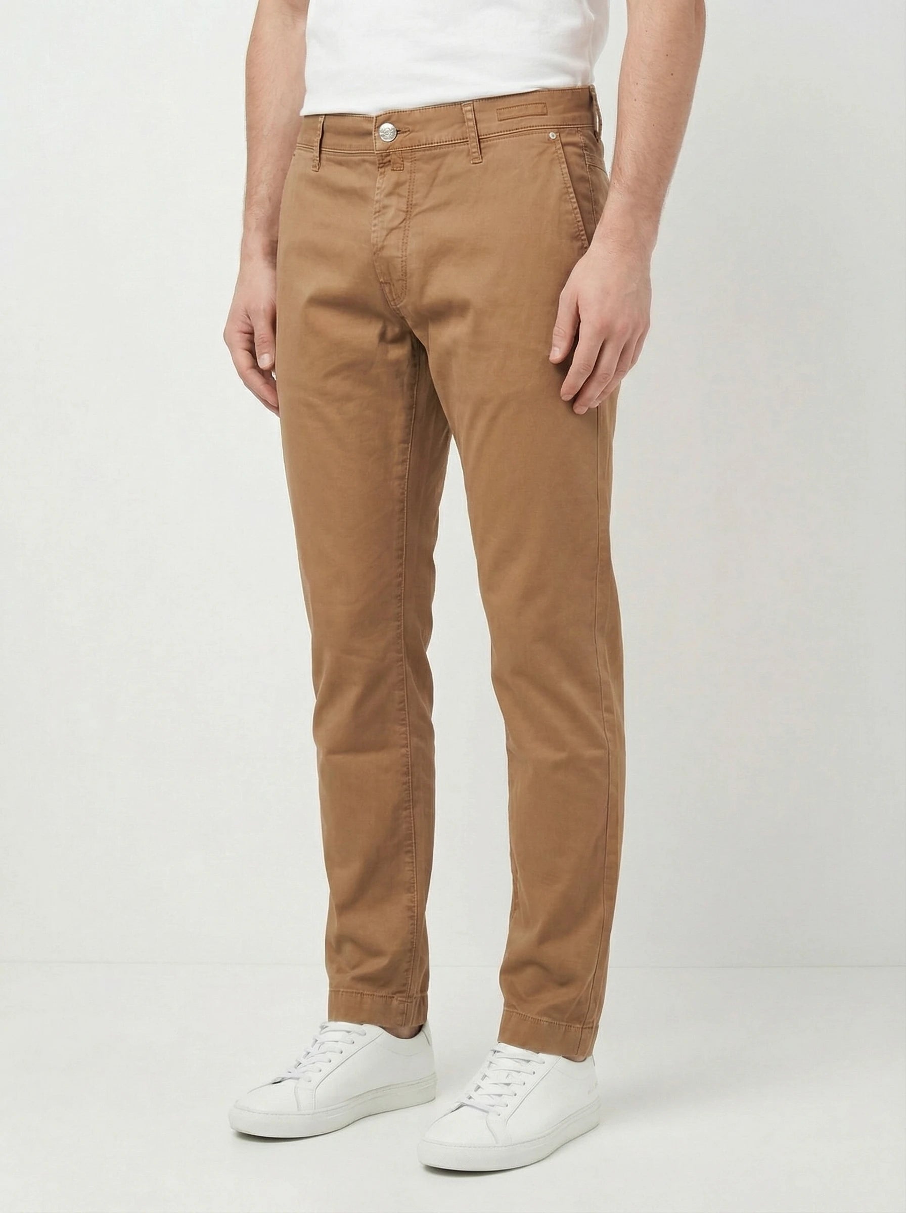 Modello indossa pantalone chino dritto cammello Jacob Cohen in cotone delavè