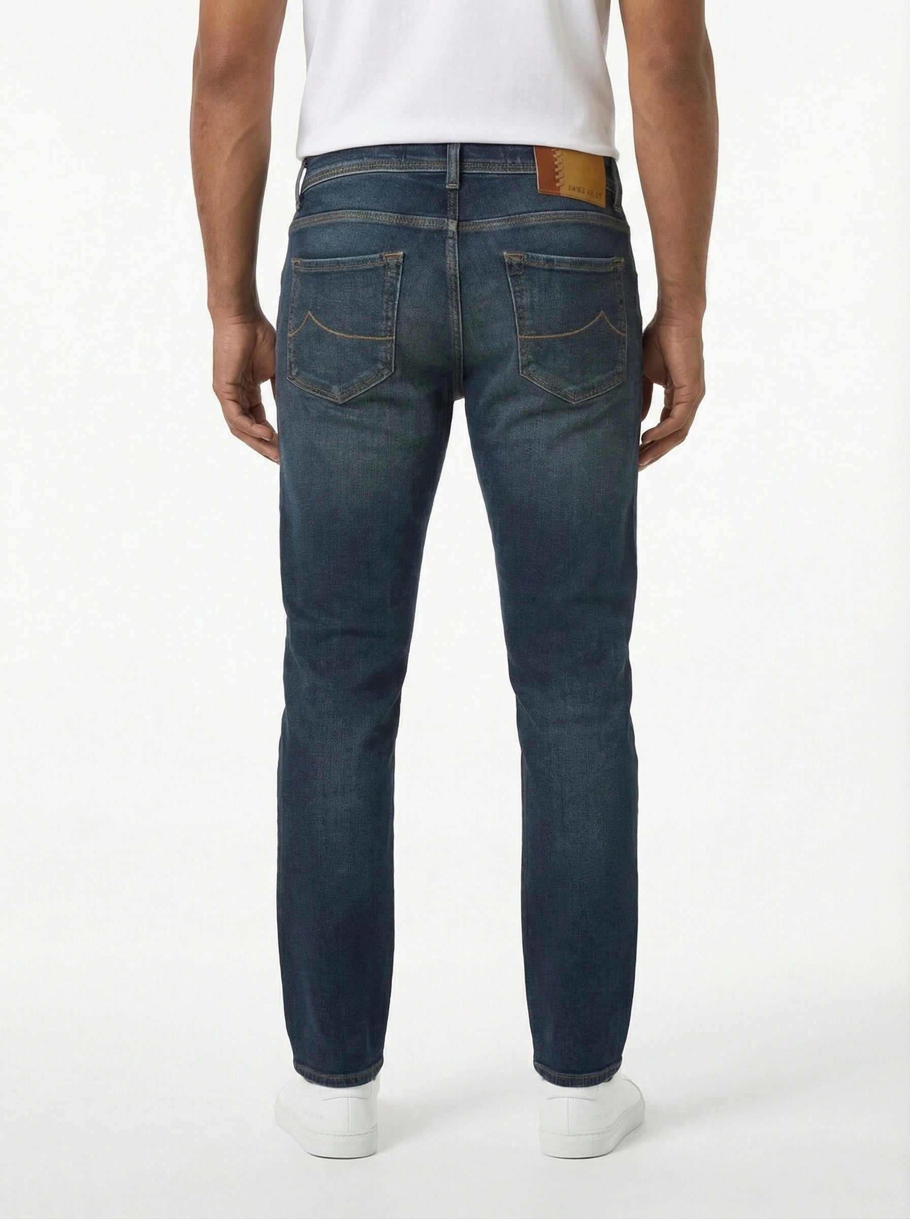 Modello a 45 gradi jeans slim fit d lavmedio Jacob Cohen in tessuto pregiato