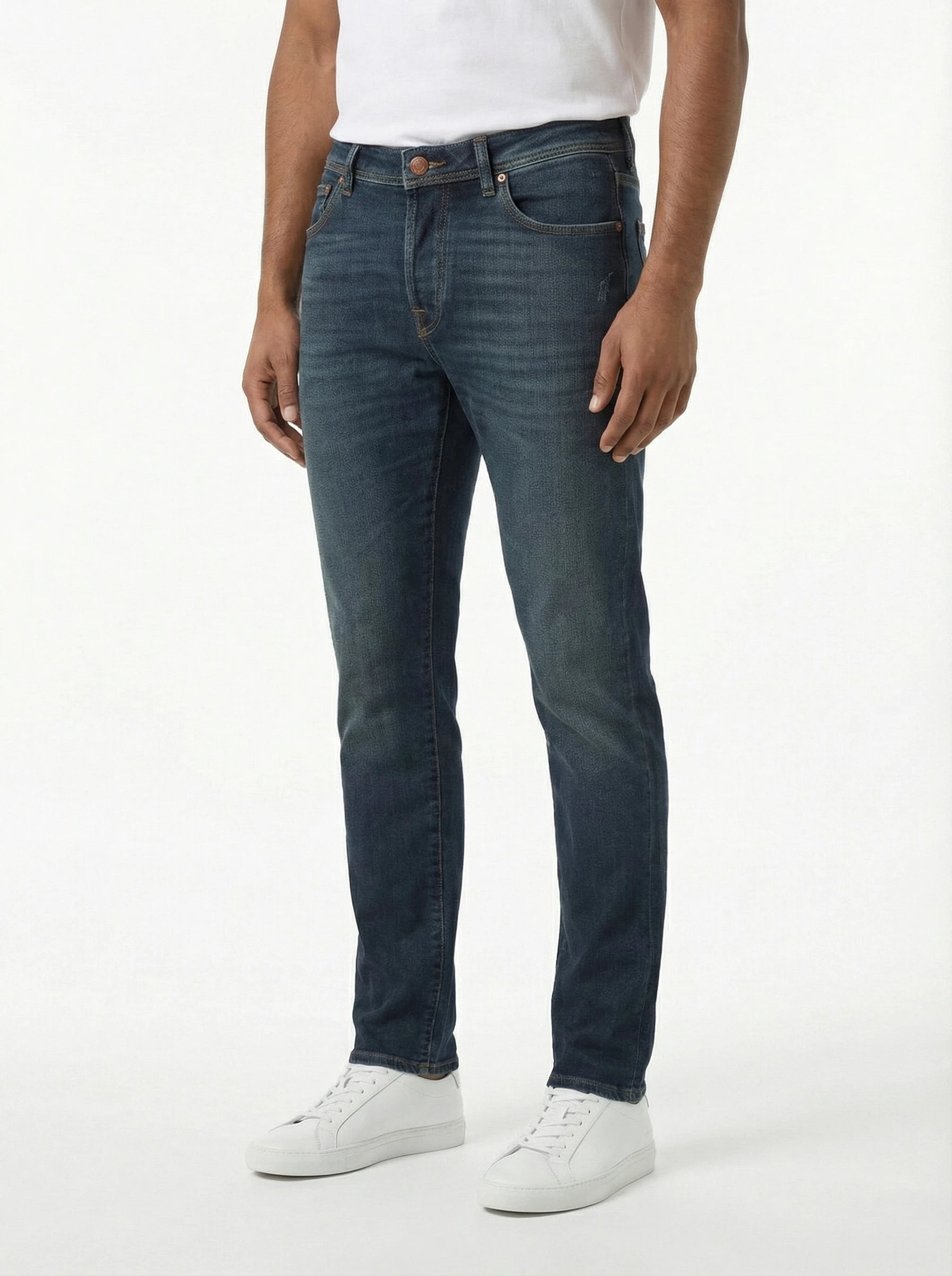 Modello di fronte jeans slim fit d lavmedio Jacob Cohen in tessuto pregiato