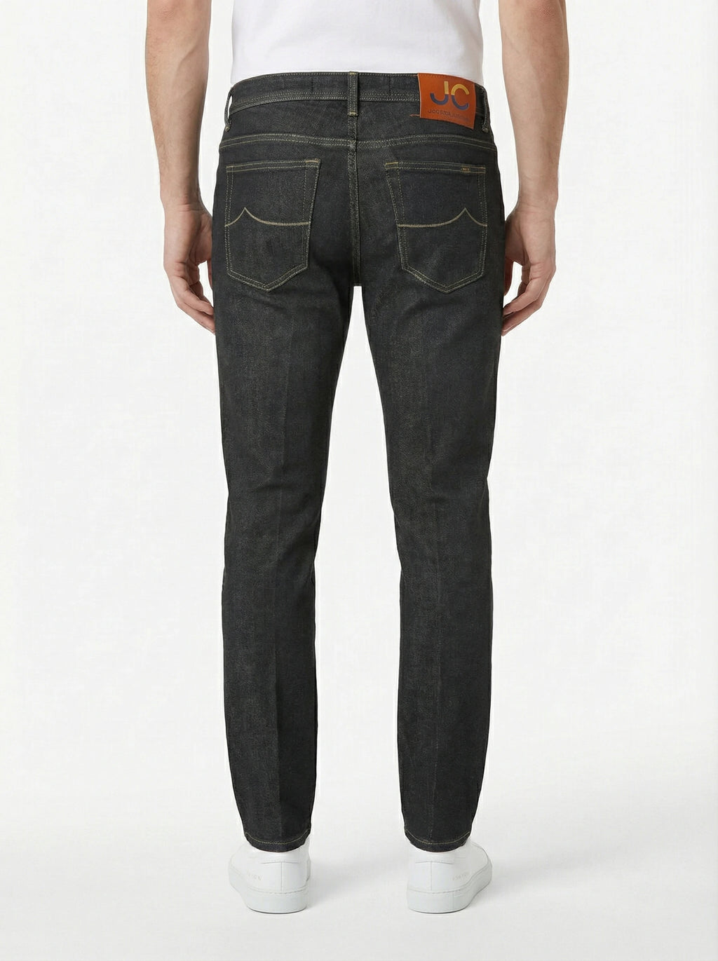 Modello a 45 gradi jeans slim fit d lavnero Jacob Cohen in tessuto pregiato