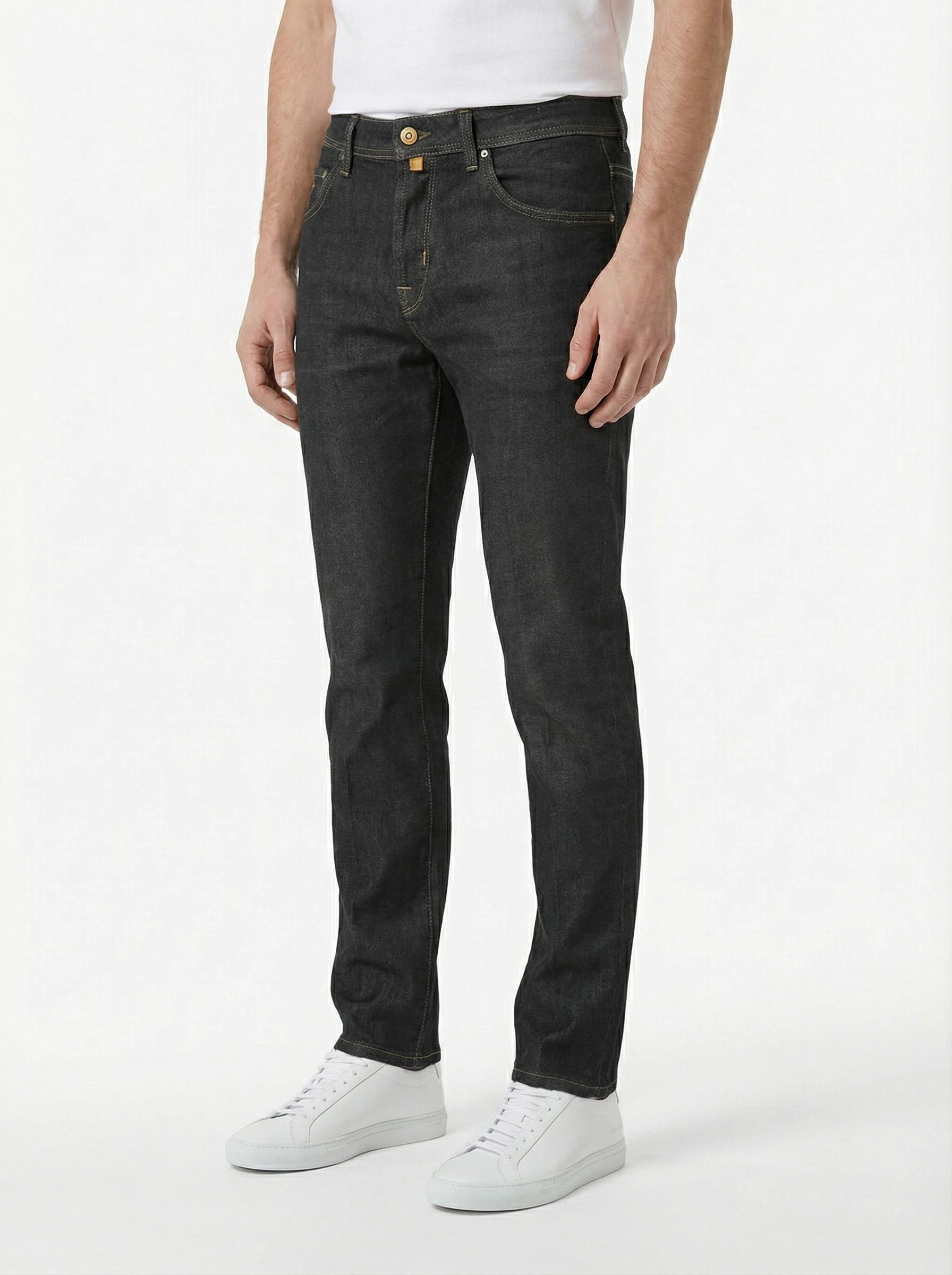 Modello di fronte jeans slim fit d lavnero Jacob Cohen in tessuto pregiato