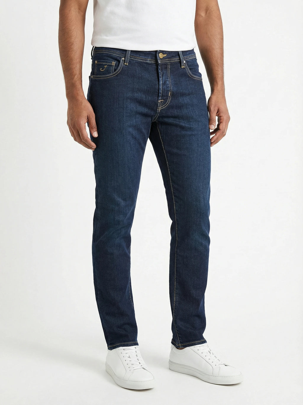 Modello di fronte jeans slim fit d denim scuro Jacob Cohen tela stretch