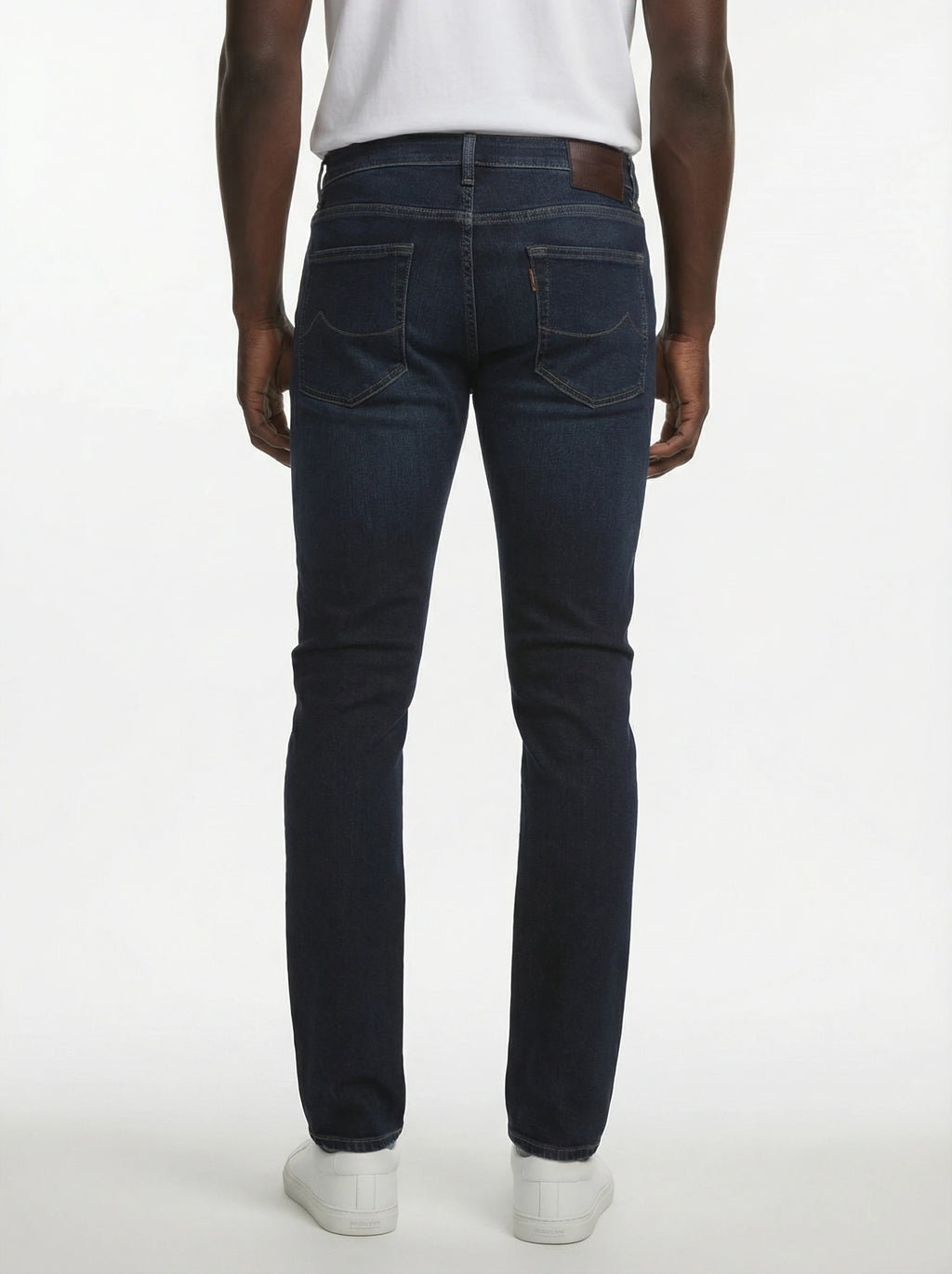 Modello a 45 gradi jeans slim fit d lav scuro Jacob Cohen in tessuto pregiato