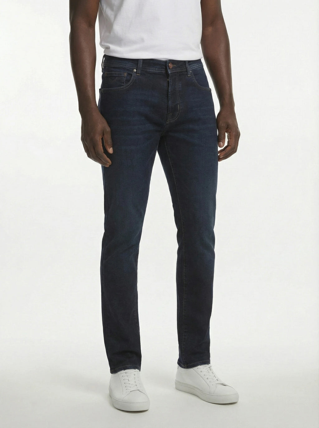 Modello di fronte jeans slim fit d lav scuro Jacob Cohen in tessuto pregiato