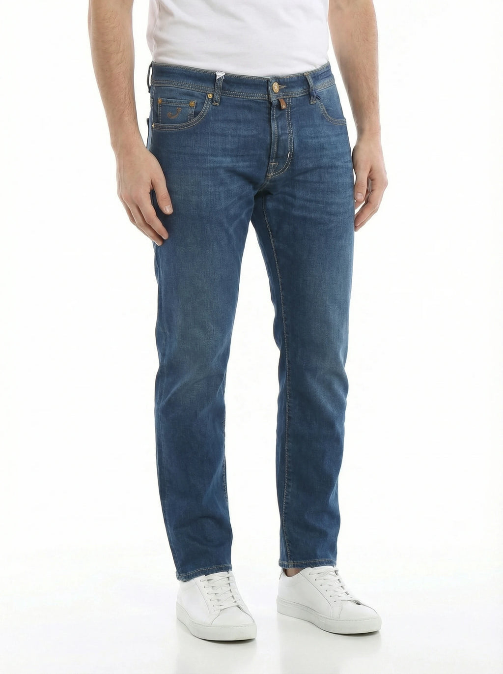 Modello di fronte jeans slim fit d lav azzurro Jacob Cohen in tessuto pregiato