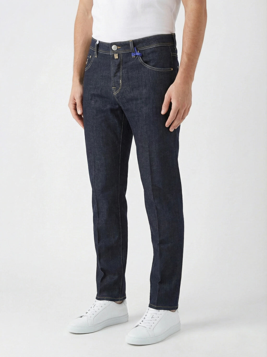 Modello di fronte jeans slim fit d lav blu scur Jacob Cohen in tessuto pregiato