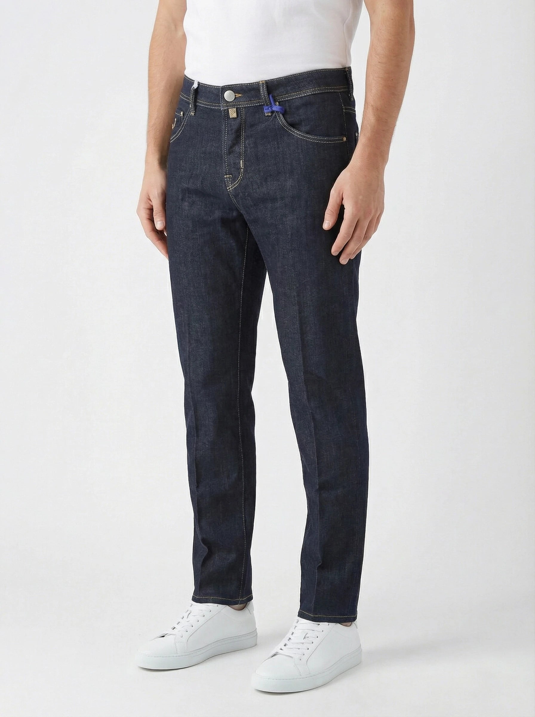 Modello di fronte jeans slim fit d lav blu scur Jacob Cohen in tessuto pregiato