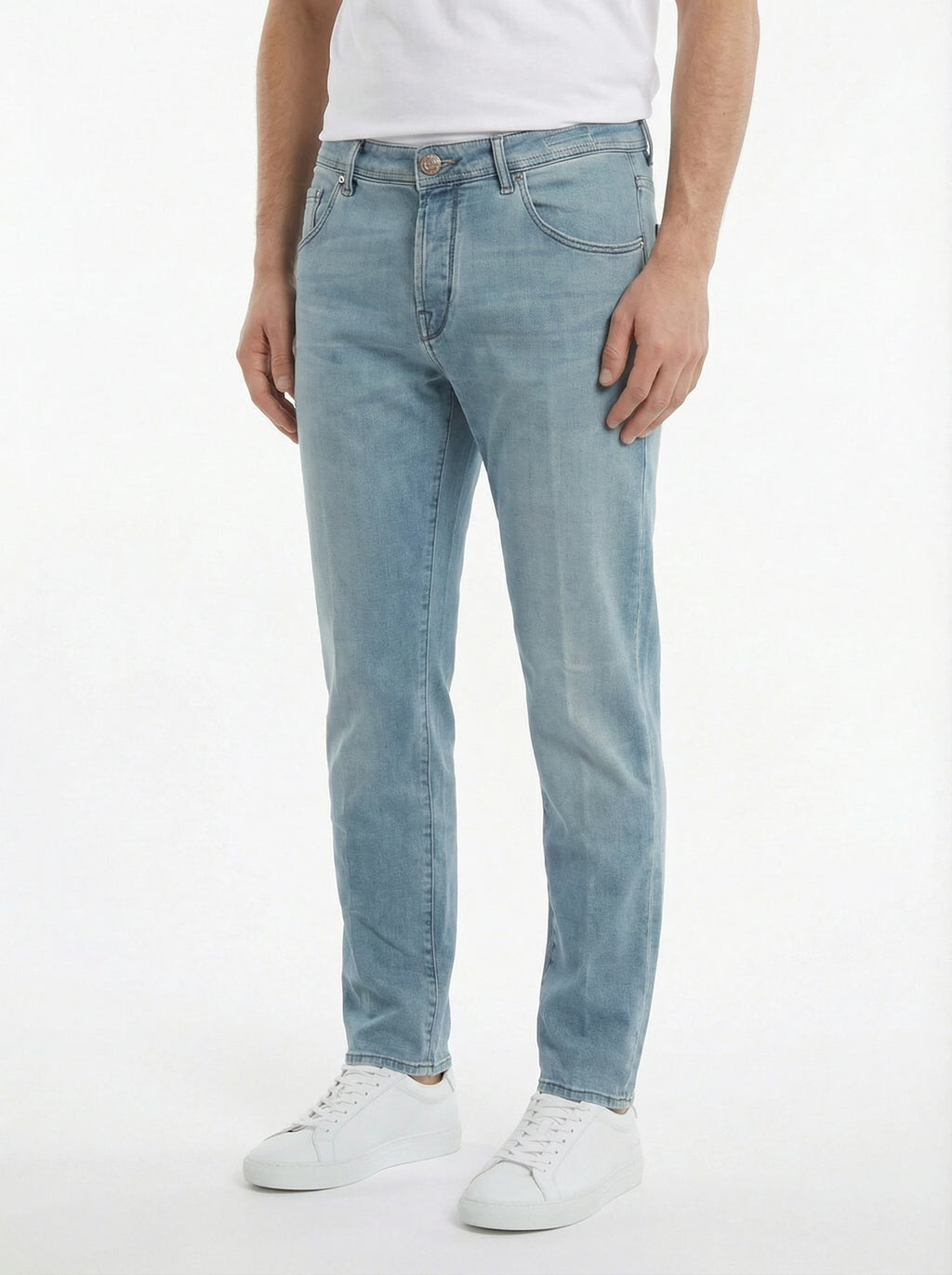 Modello di fronte jeans slim fit d lav chiaro Jacob Cohen in tessuto pregiato
