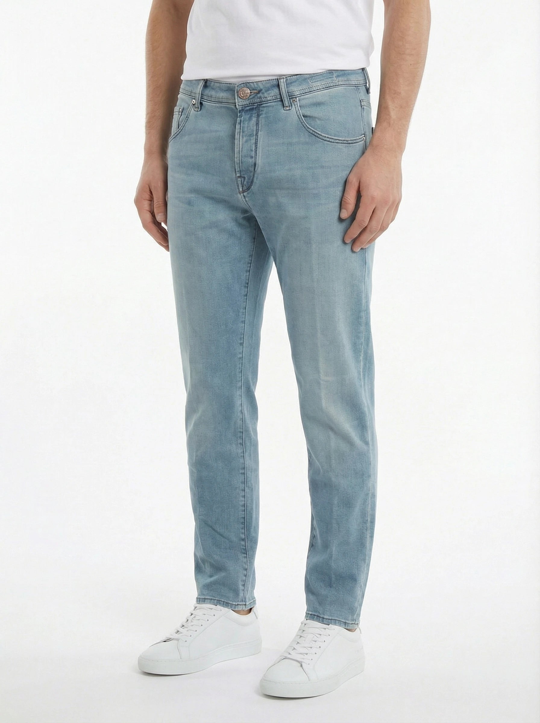 Modello di fronte jeans slim fit d lav chiaro Jacob Cohen in tessuto pregiato