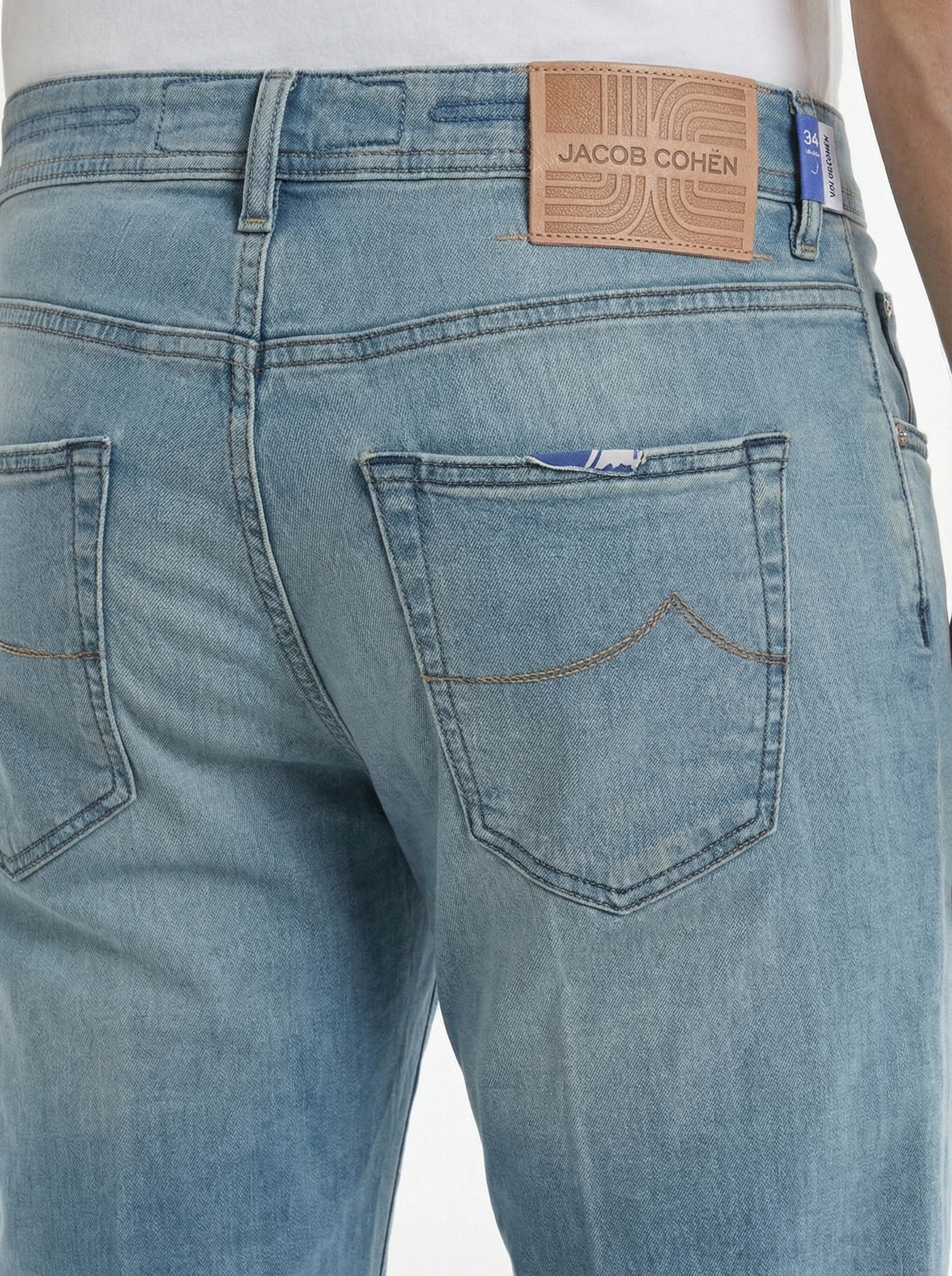 Modello a 45 gradi jeans slim fit d lav chiaro Jacob Cohen in tessuto pregiato