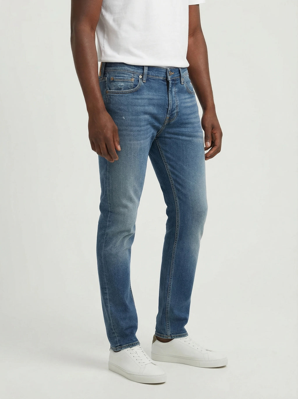 Front view of model wearing jeans straight leg lavscuro Jacob Cohen in premium fabric