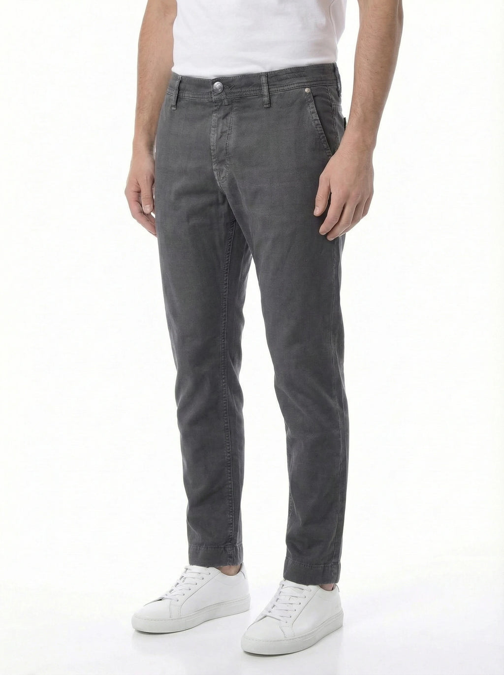 Modello indossa pantalone cinque tasche dritto moro chiaro e grigio Jacob Cohen in cotone delavè rescato