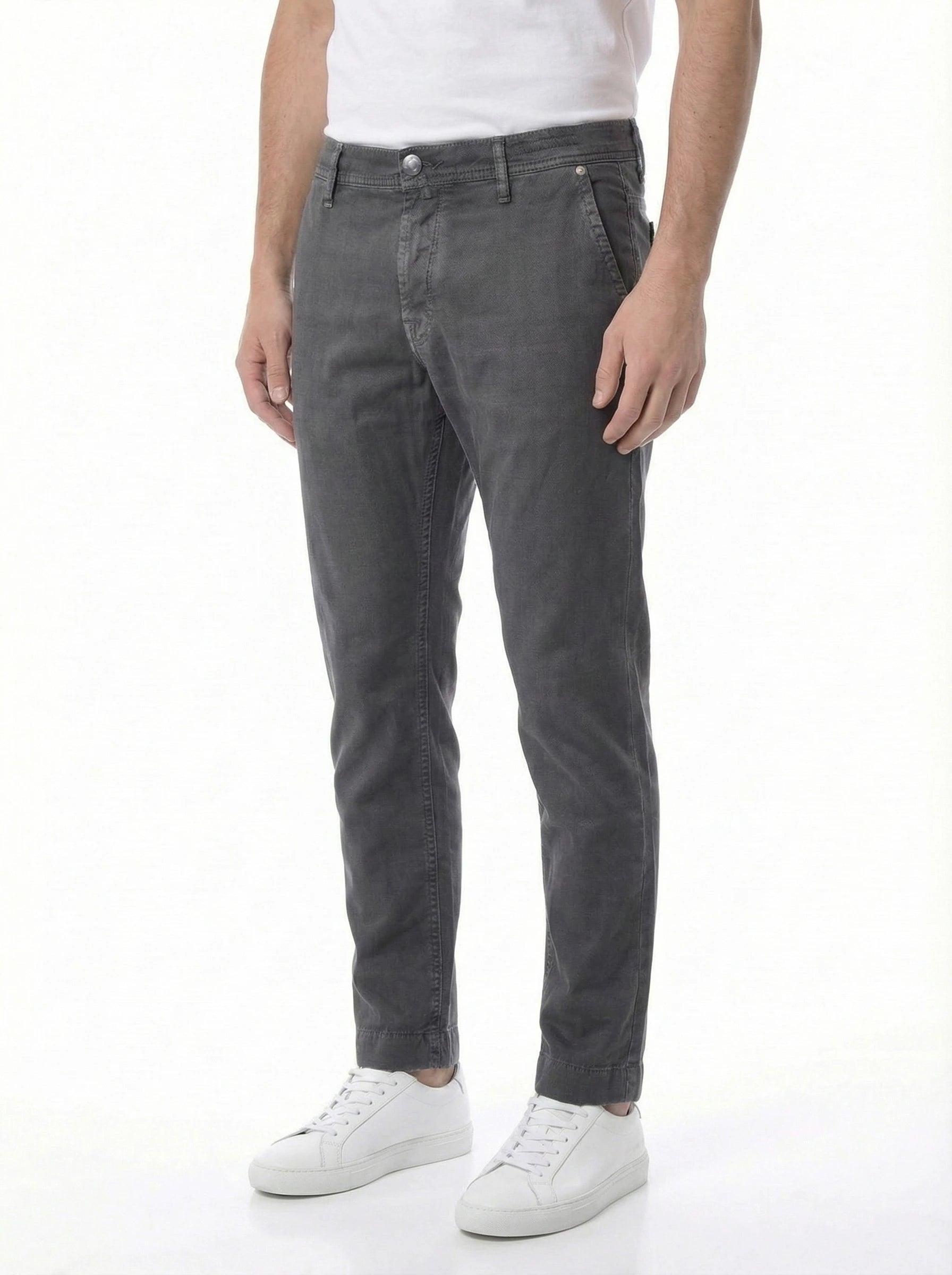 Modello indossa pantalone cinque tasche dritto moro chiaro e grigio Jacob Cohen in cotone delavè rescato