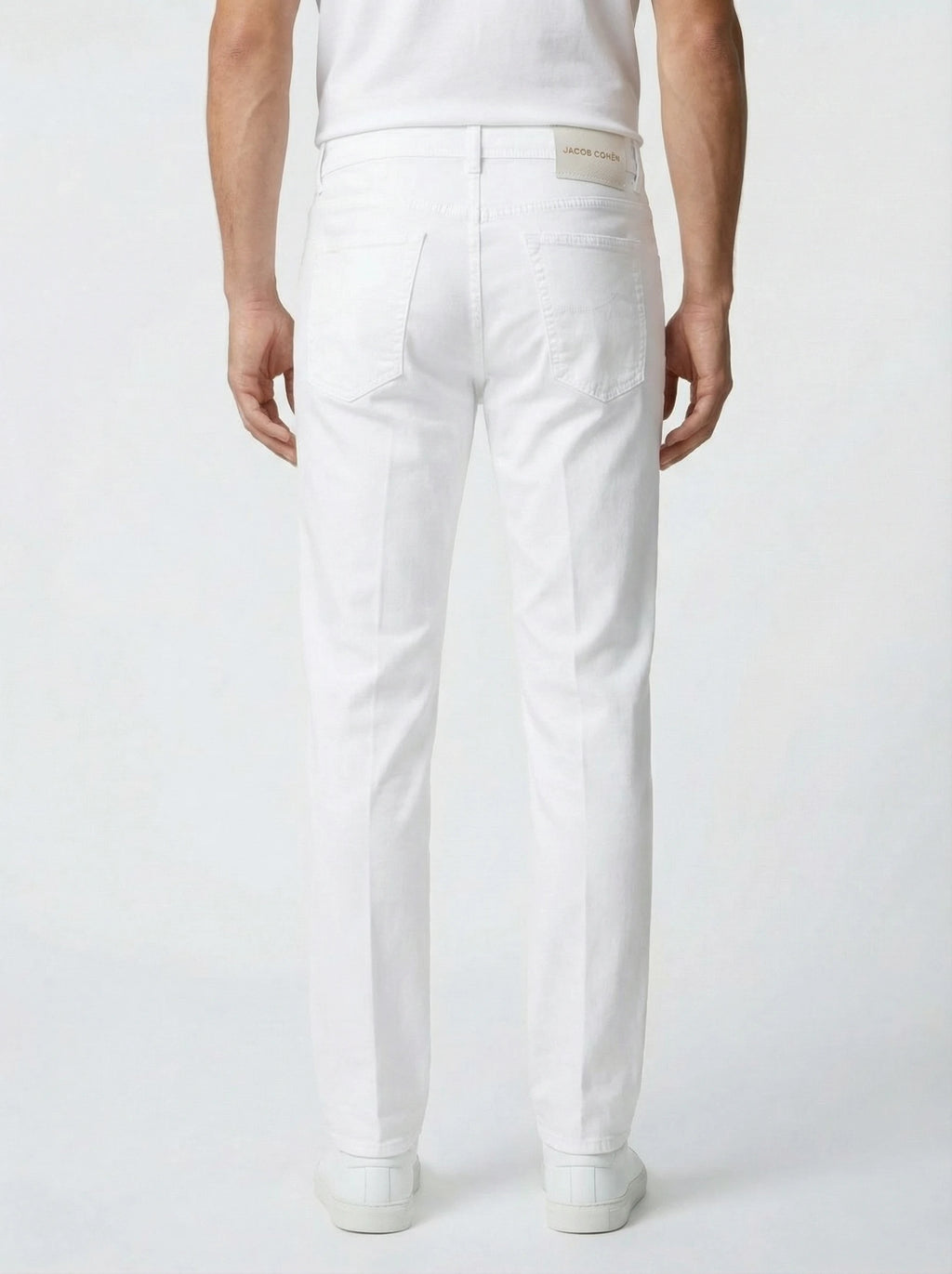 Vista da dietro del pantalone Scott cropped carrot bianco Jacob Cohen
