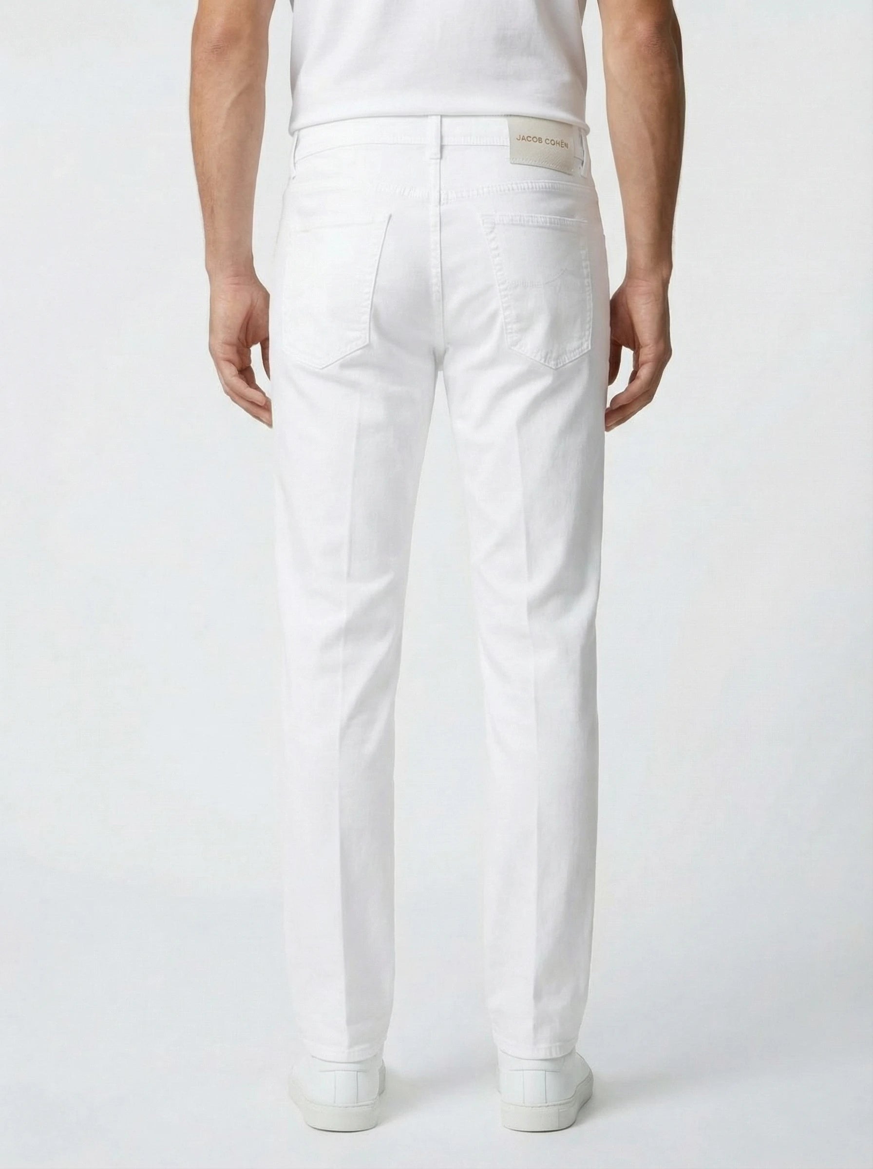 Vista da dietro del pantalone Scott cropped carrot bianco Jacob Cohen