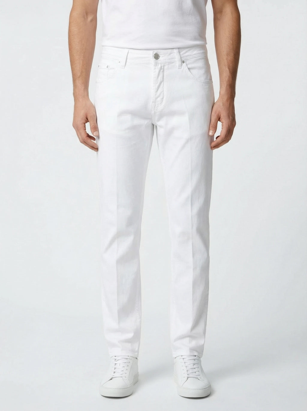 Modello a 45 gradi con pantalone Scott cropped carrot bianco Jacob Cohen in herringbone cotone lino