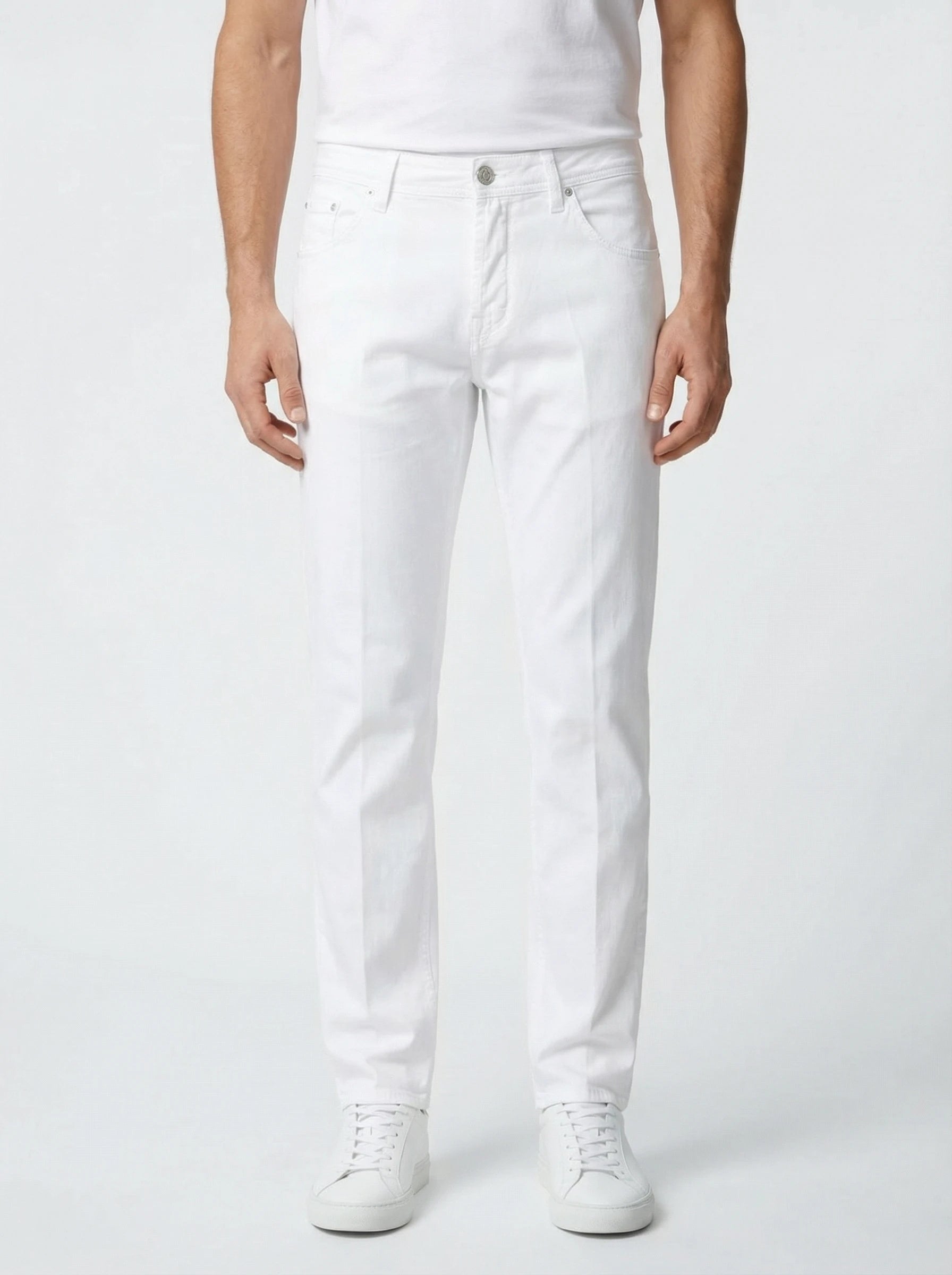 Modello a 45 gradi con pantalone Scott cropped carrot bianco Jacob Cohen in herringbone cotone lino