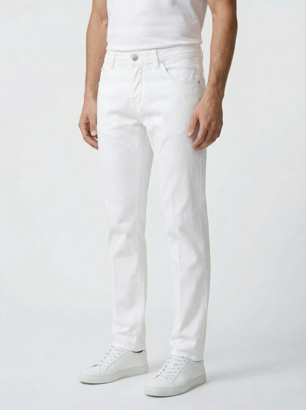 Modello indossa pantalone Scott cropped carrot bianco Jacob Cohen in herringbone cotone lino