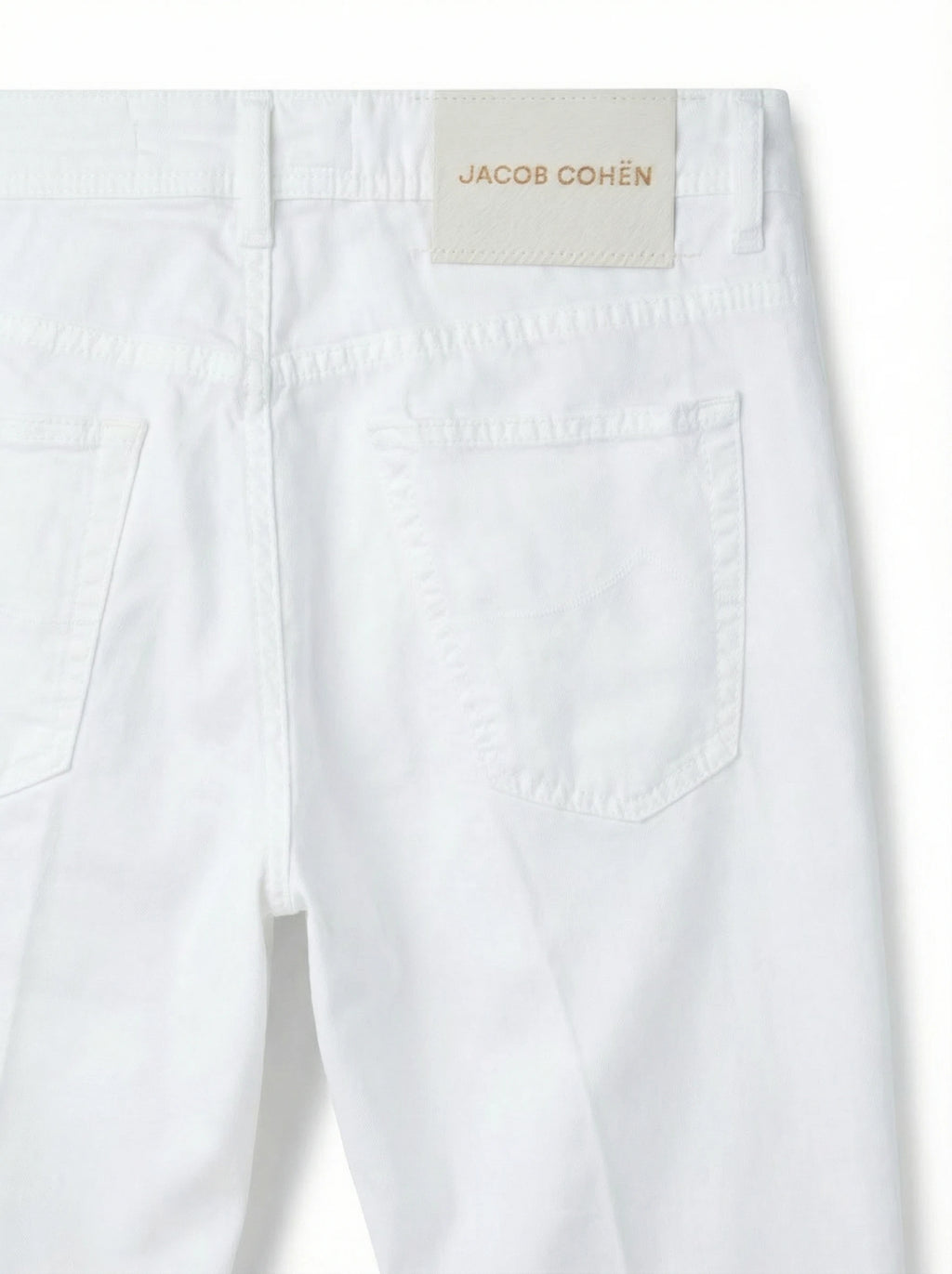 Pantalone scott cropped carrot bianco Jacob Cohen visto da dietro da solo