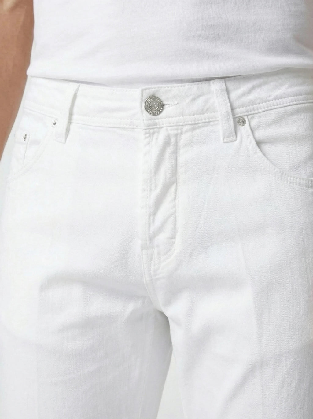 Pantalone scott cropped carrot bianco Jacob Cohen visto frontalmente da solo