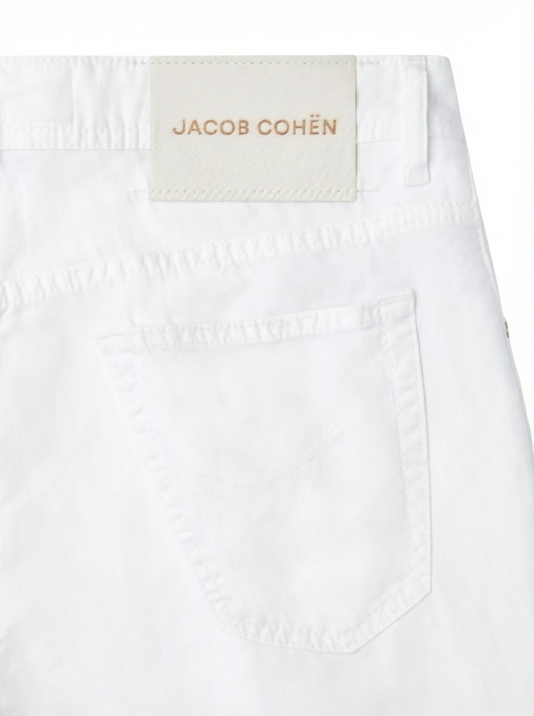 Dettaglio dei passanti e cintura del pantalone Scott cropped carrot bianco Jacob Cohen