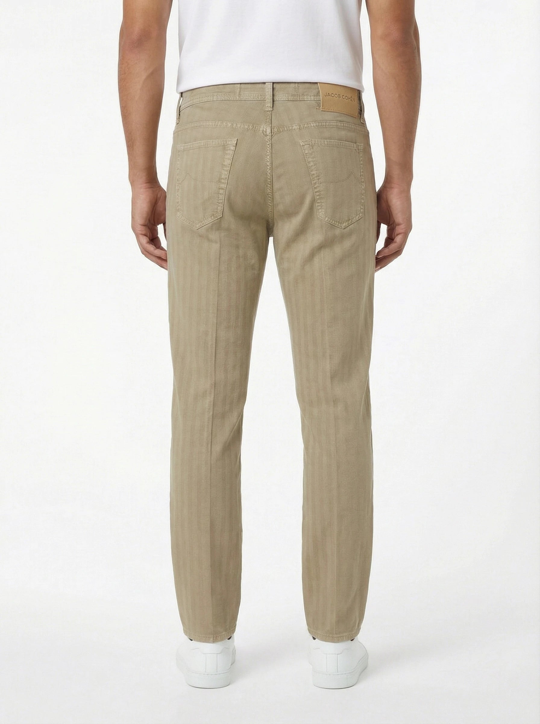 Modello a 45 gradi con pantalone Scott cropped carrot beige Jacob Cohen in herringbone cotone lino