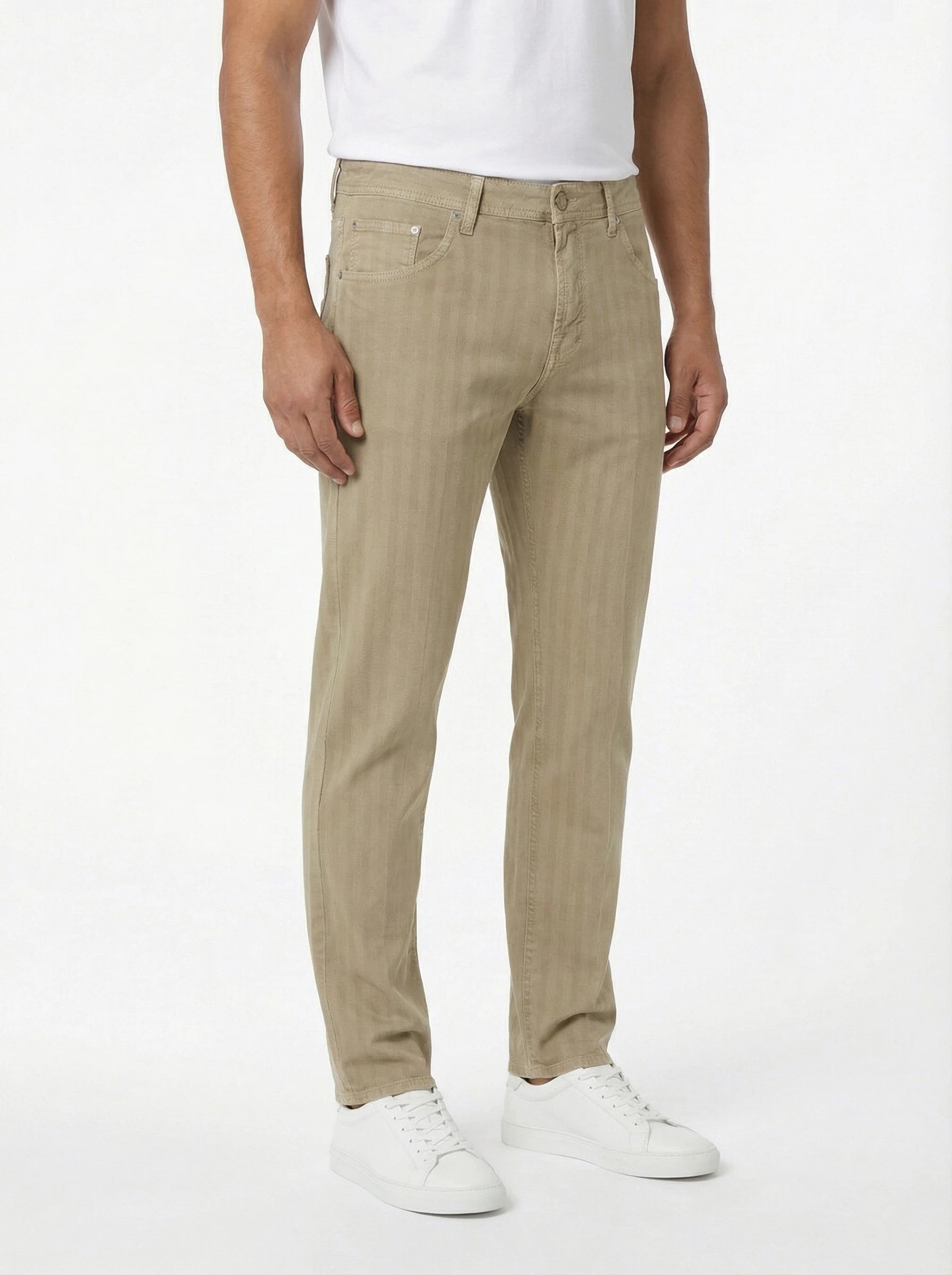 Modello indossa pantalone Scott cropped carrot beige Jacob Cohen in herringbone cotone lino