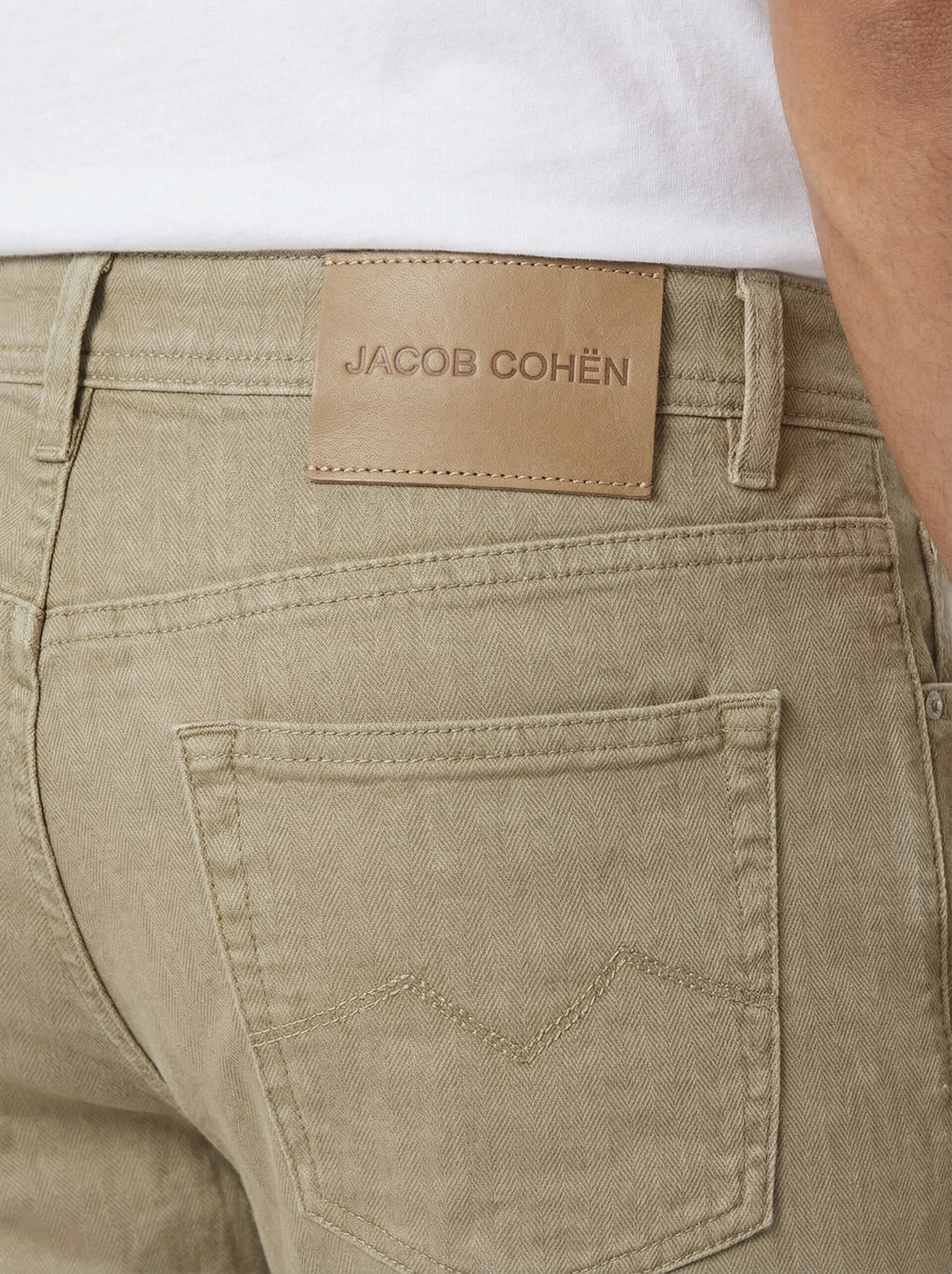 Pantalone scott cropped carrot beige Jacob Cohen visto da dietro da solo